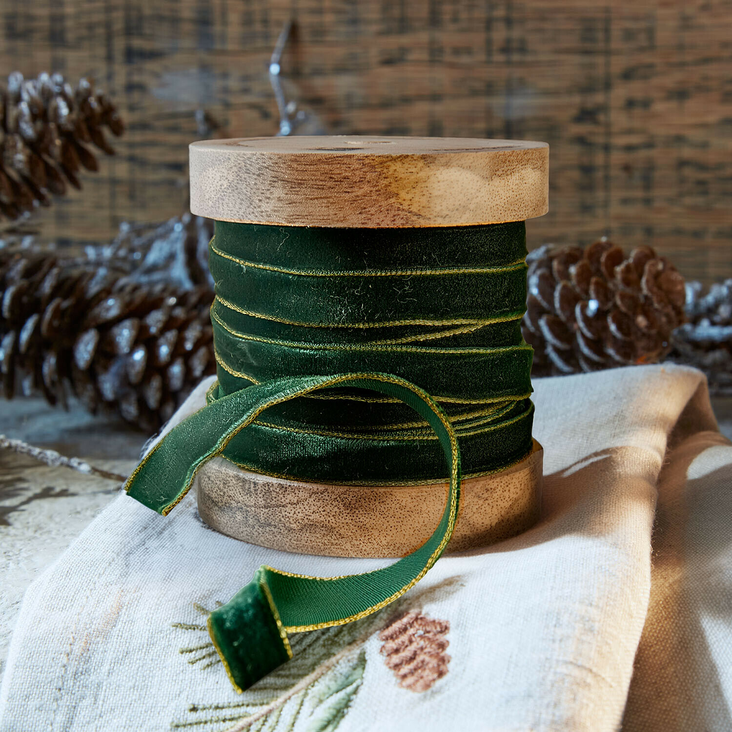 Samtband Sorima Grünes Samtband mit goldener Kante auf Holzspule, festliche Dekoration für Weihnachten