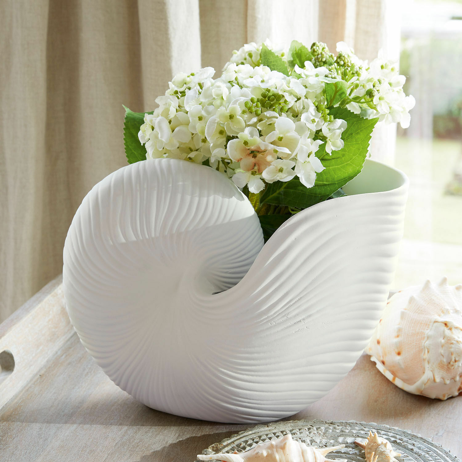 Übertopf Manteur Weiße Keramik-Blumenvase in Muschelform mit grünen Blättern und weißen Dekoblumen