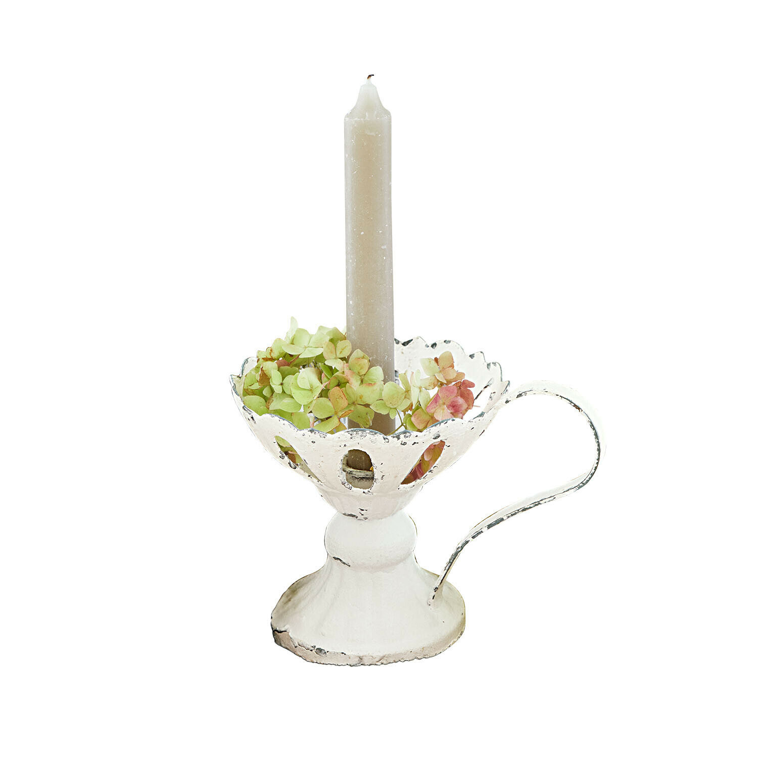 Weißer Metall-Kerzenhalter mit Griff, beiger Kerze und grünen sowie rosa Blüten dekoriert