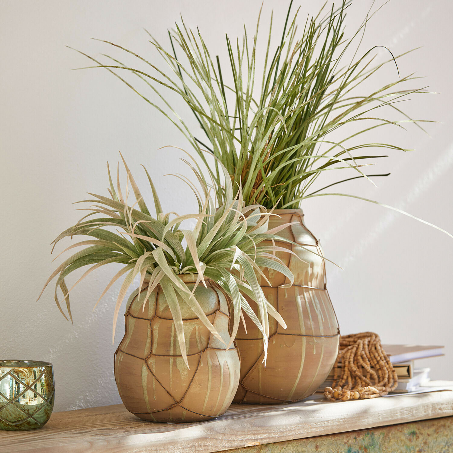 Vase 2er Set Frandoro Zwei beige Keramikvasen mit grünen Dekopflanzen auf hellem Holztisch arrangiert