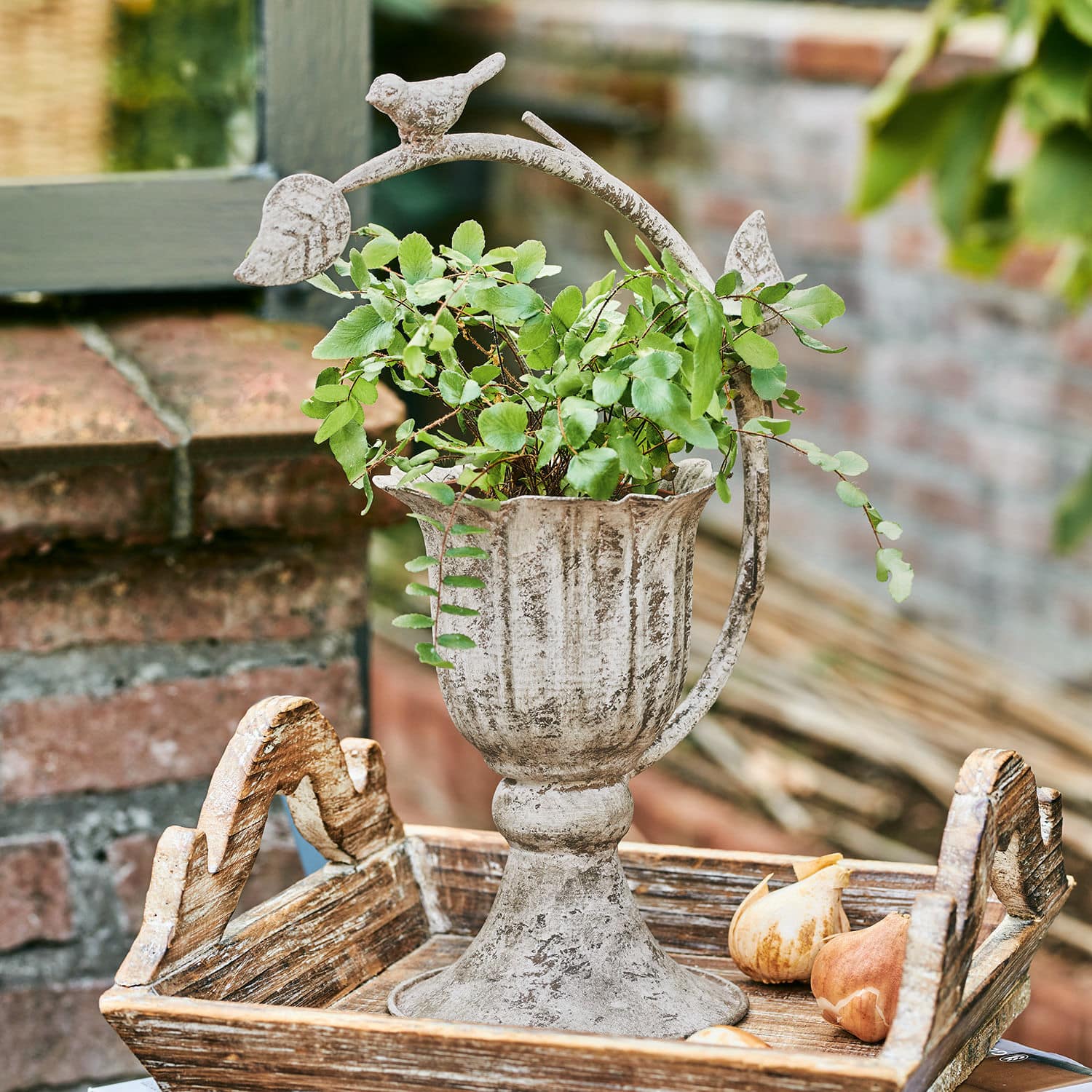 Übertopf Laria Dekorativer grauer Metallvase im Vintage-Stil mit Vogel und Blättern, Gartendekoration