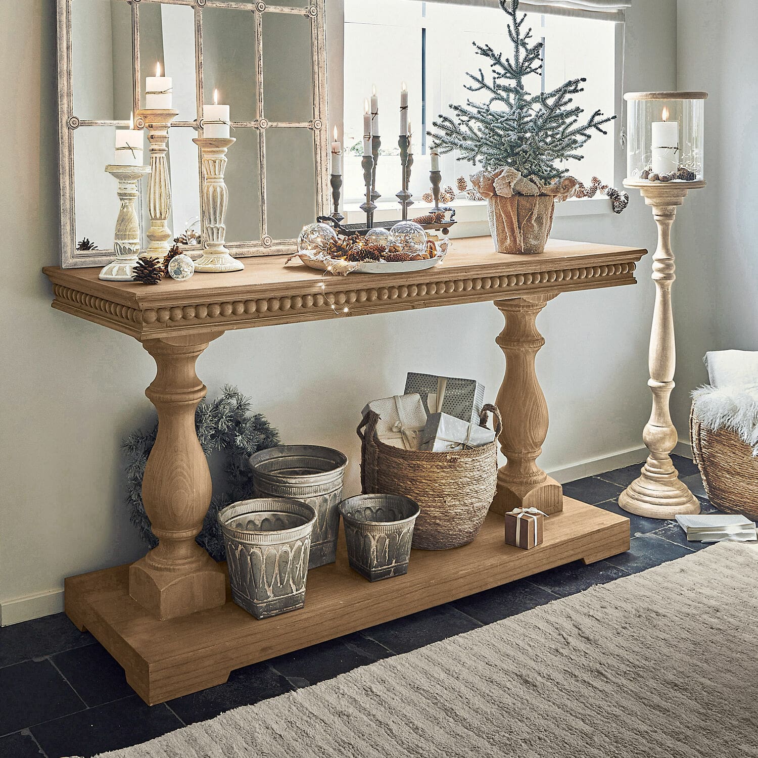 Konsole Angol Holzkonsole mit dekorativen Kerzenhaltern und Weihnachtsdeko in hellem Raum