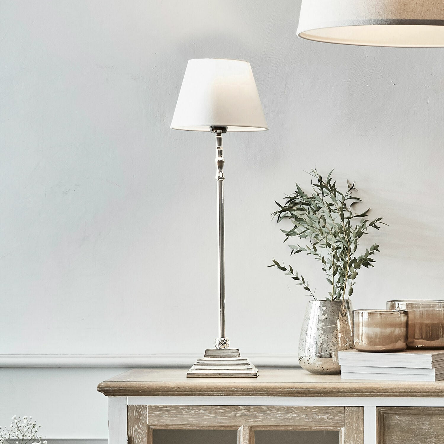 Tischlampe Mayfair Elegante Tischlampe mit weißem Lampenschirm und Metallfuß auf Holzkommode, Wohnraumdeko