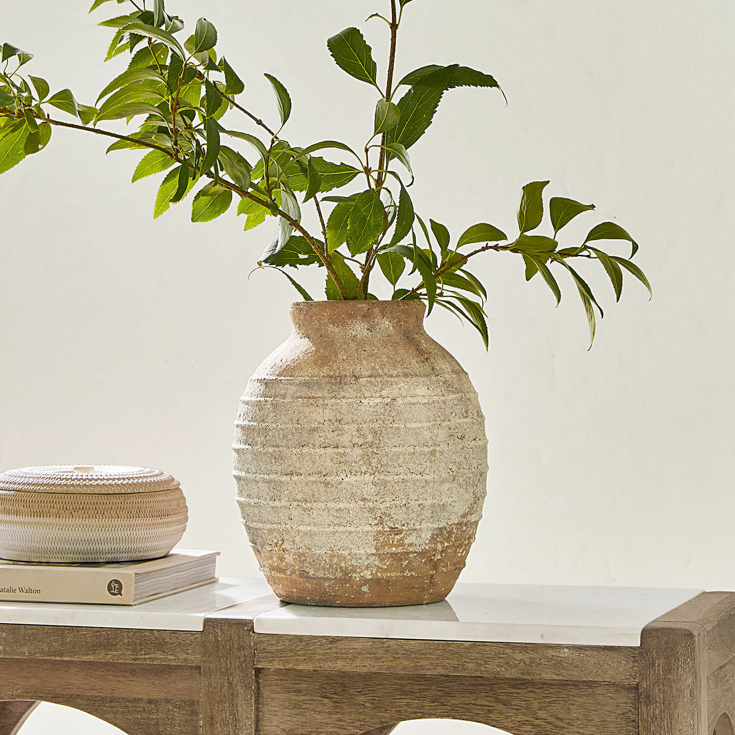 Vase Sibinna Rustikaler Keramikvase in Beige-Braun mit grünen Zweigen auf einem Holztisch