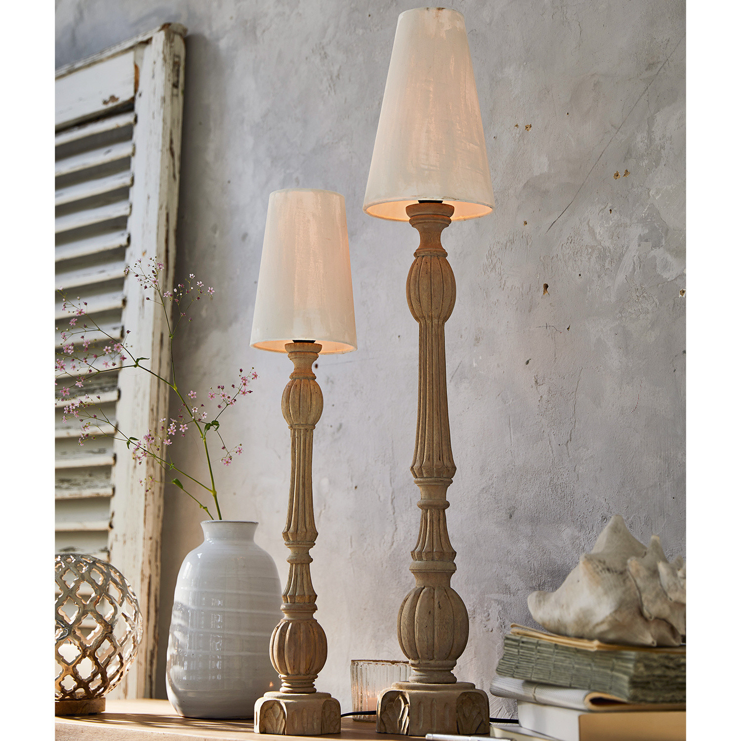 Tischlampe 2er Set Tori Zwei hölzerne Tischlampen mit weißen Lampenschirmen vor rustikalem Hintergrund, Wohnaccessoire