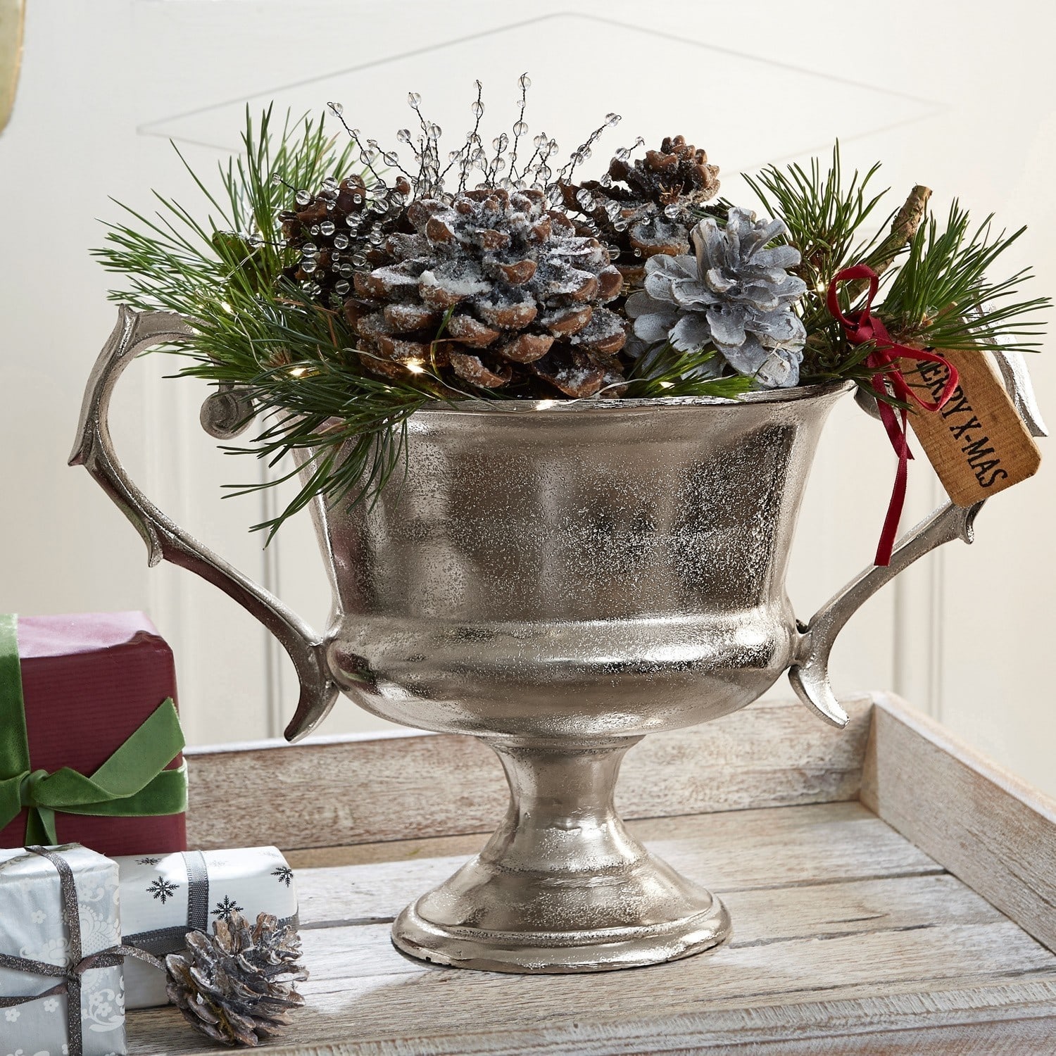 Schale Espère Silberne Metall-Dekoschale mit Tannenzapfen und grünen Zweigen als Weihnachtsdekoration