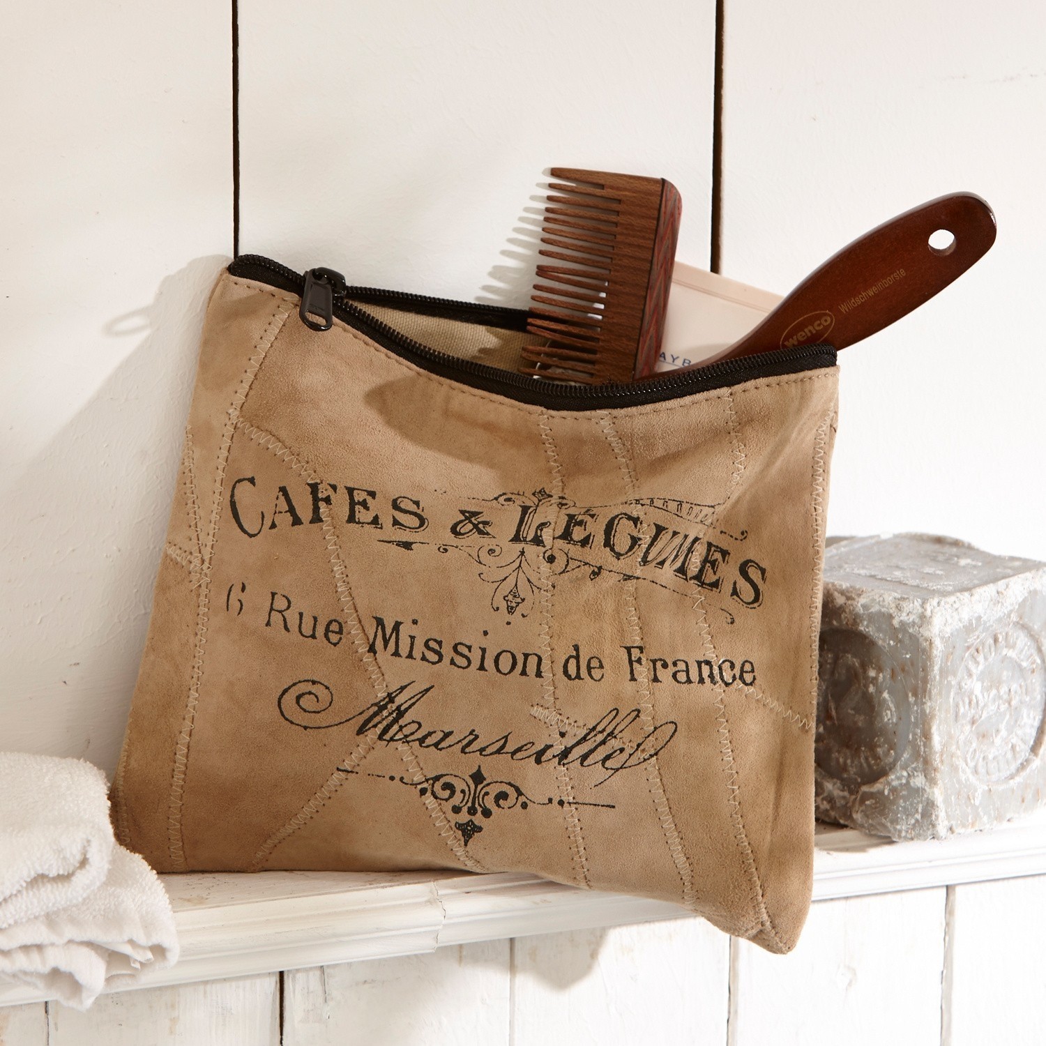 Täschchen Jeannice Beige Kosmetiktasche aus Wildleder mit schwarzem Reißverschluss und französischem Aufdruck, Holz-Kamm sichtbar