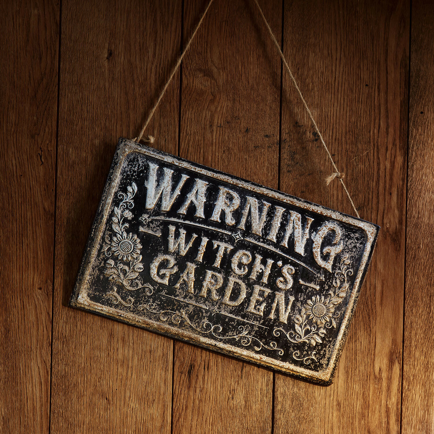 Deko-Schild Donvara Metall-Warnschild im Vintage-Stil mit Aufschrift Witch's Garden an Holzwand hängend