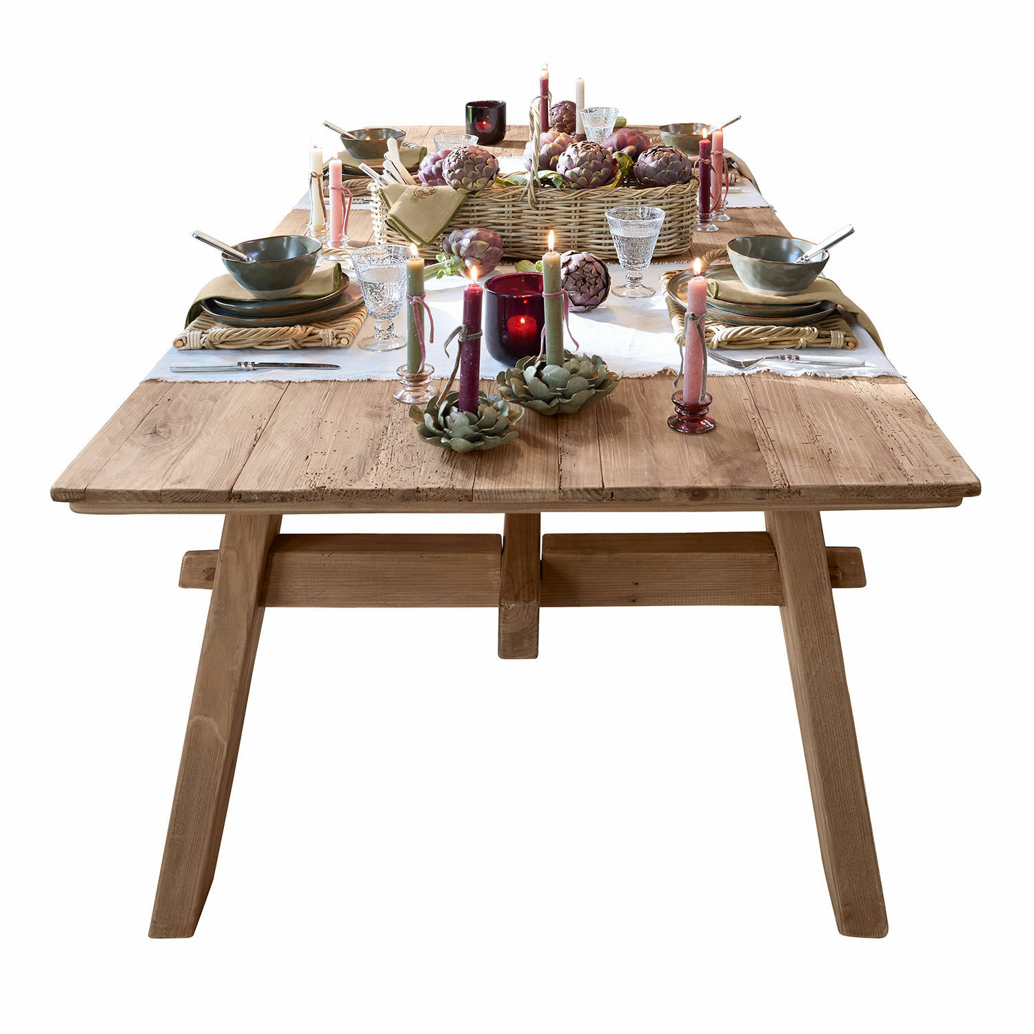 Esstisch Wilevor Esstisch aus naturbelassenem Holz mit rustikalem Finish, dekoriert mit Kerzen und Geschirr
