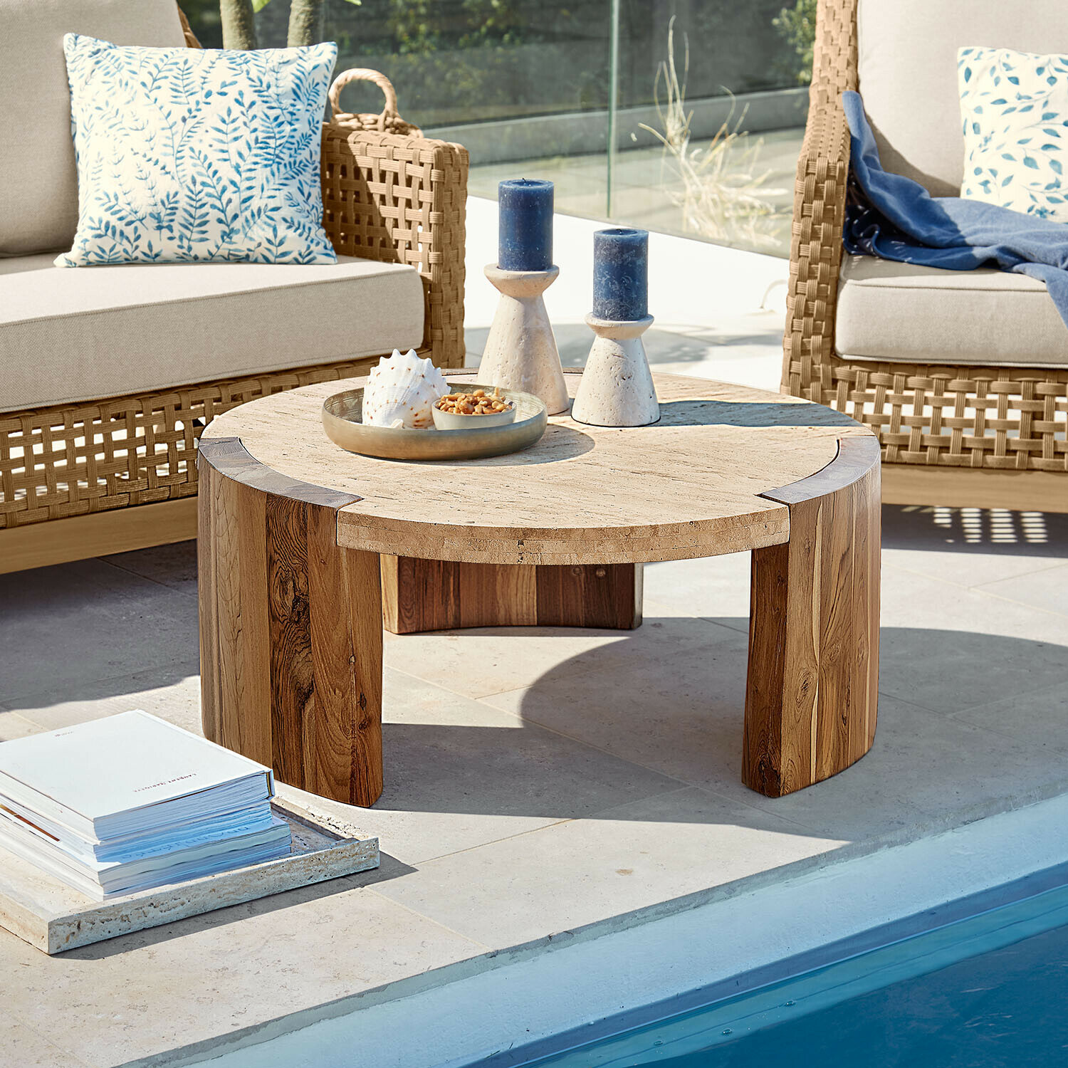 Couchtisch Selvano Runder Couchtisch aus Holz und Naturstein auf Terrasse neben Pool mit Dekoration
