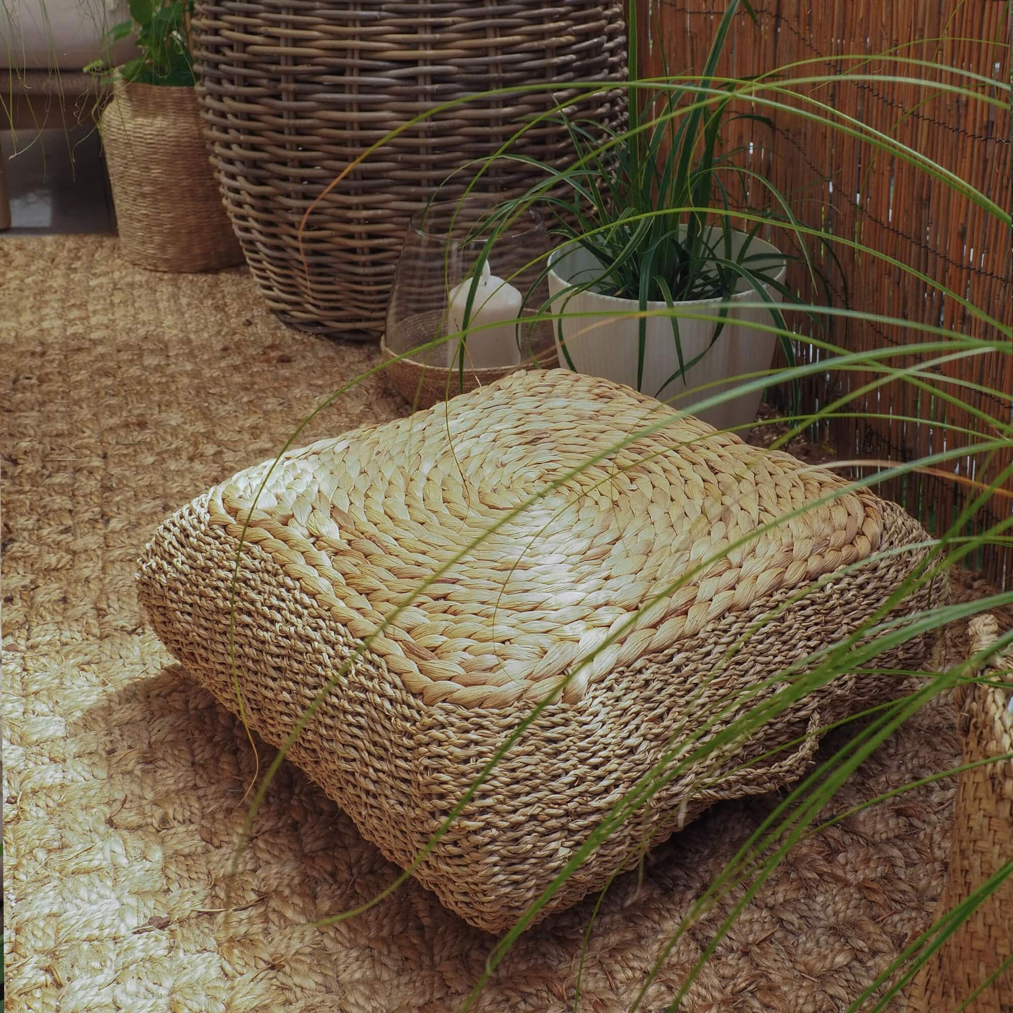 Quadratisches Bodenkissen aus geflochtener Naturstroh in Beige für gemütliche Wohnakzente