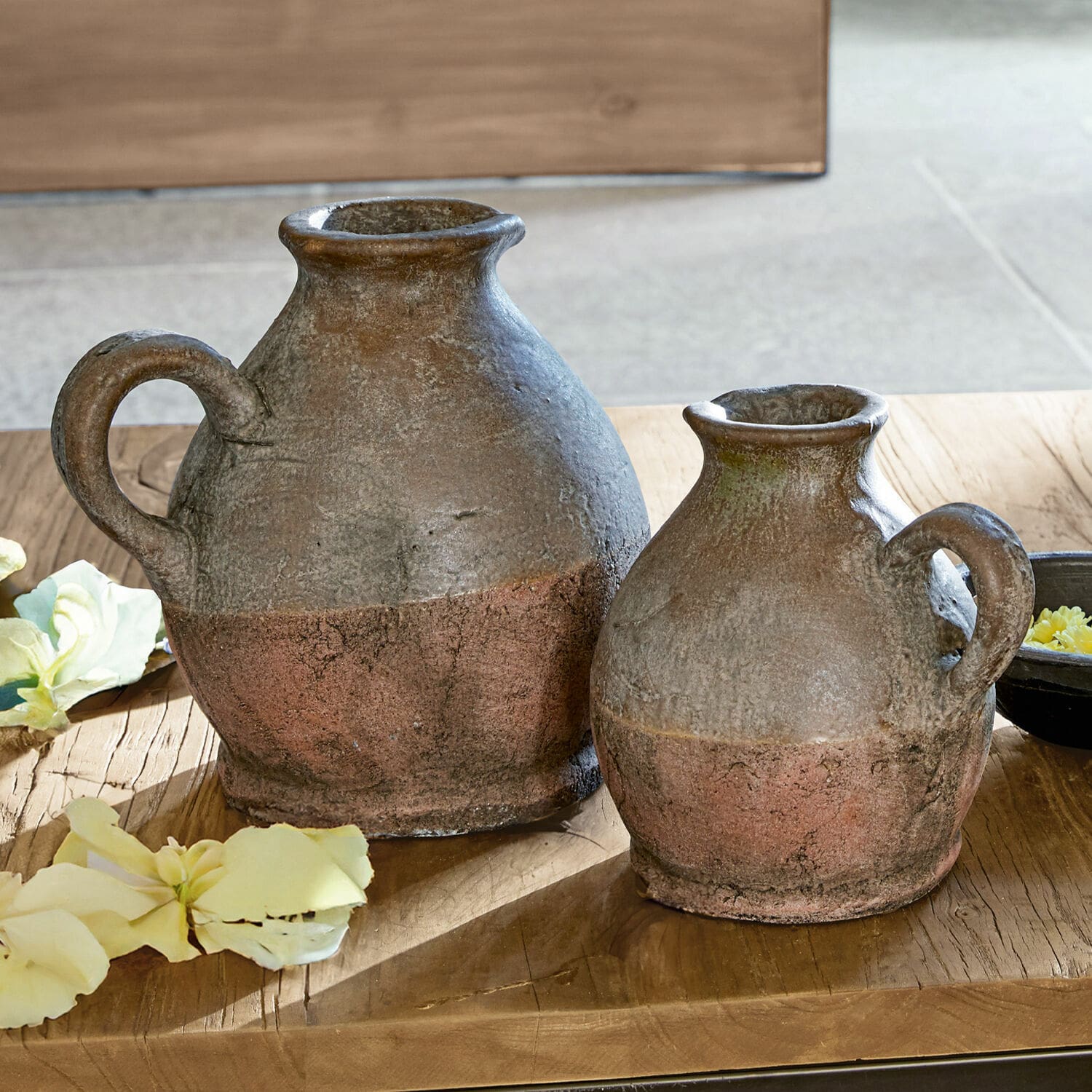 Vase 2er Set Henriette Zwei rustikale Keramikkrüge in braun-roter Farbe auf Holztisch mit Blumen dekoriert