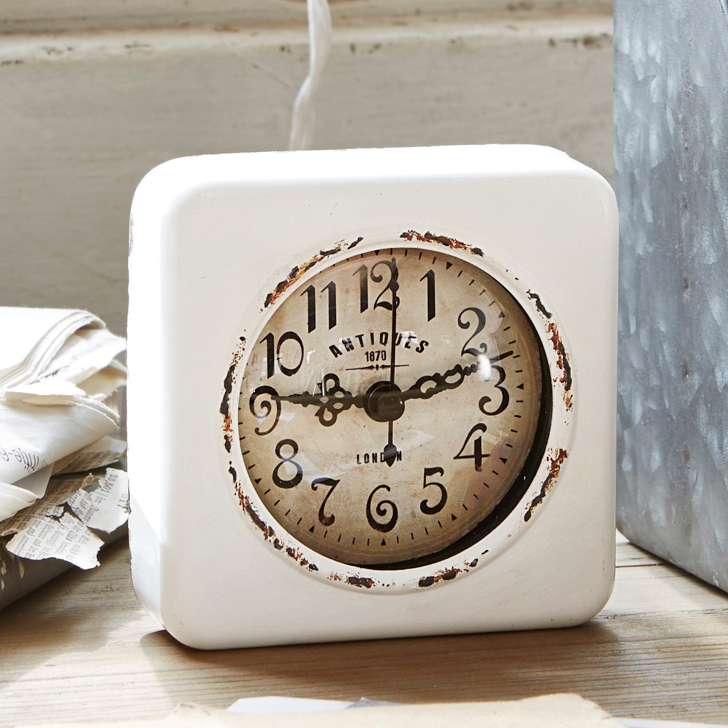 Uhr Gervase Weißer Tischuhr mit antikem Zifferblatt und schwarzen Zahlen, Vintage-Dekoration fürs Zuhause.