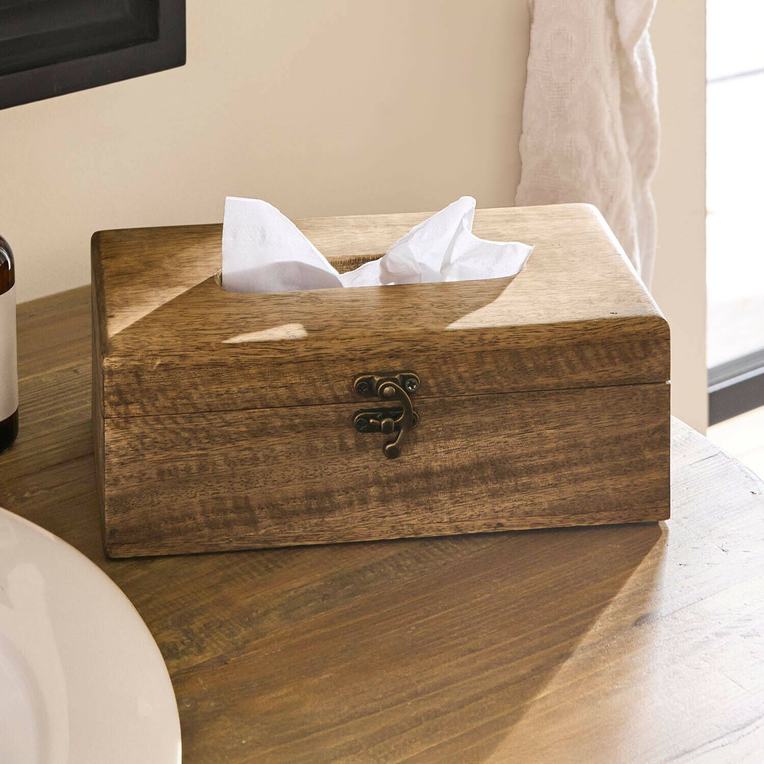 Holzbox für Taschentücher in Naturfarbe mit Metallverschluss auf Holztisch