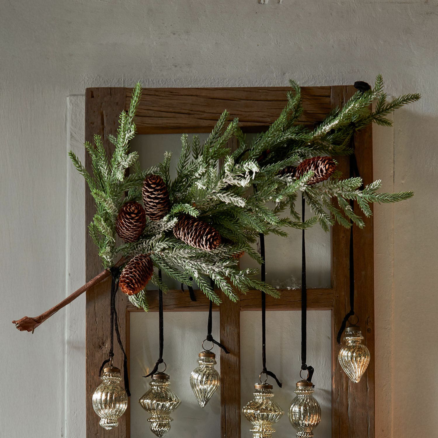Deko-Zweig Calivon Tannenzweig mit Zapfen und hängenden Glasornamenten im Vintage-Stil als Weihnachtsdekoration