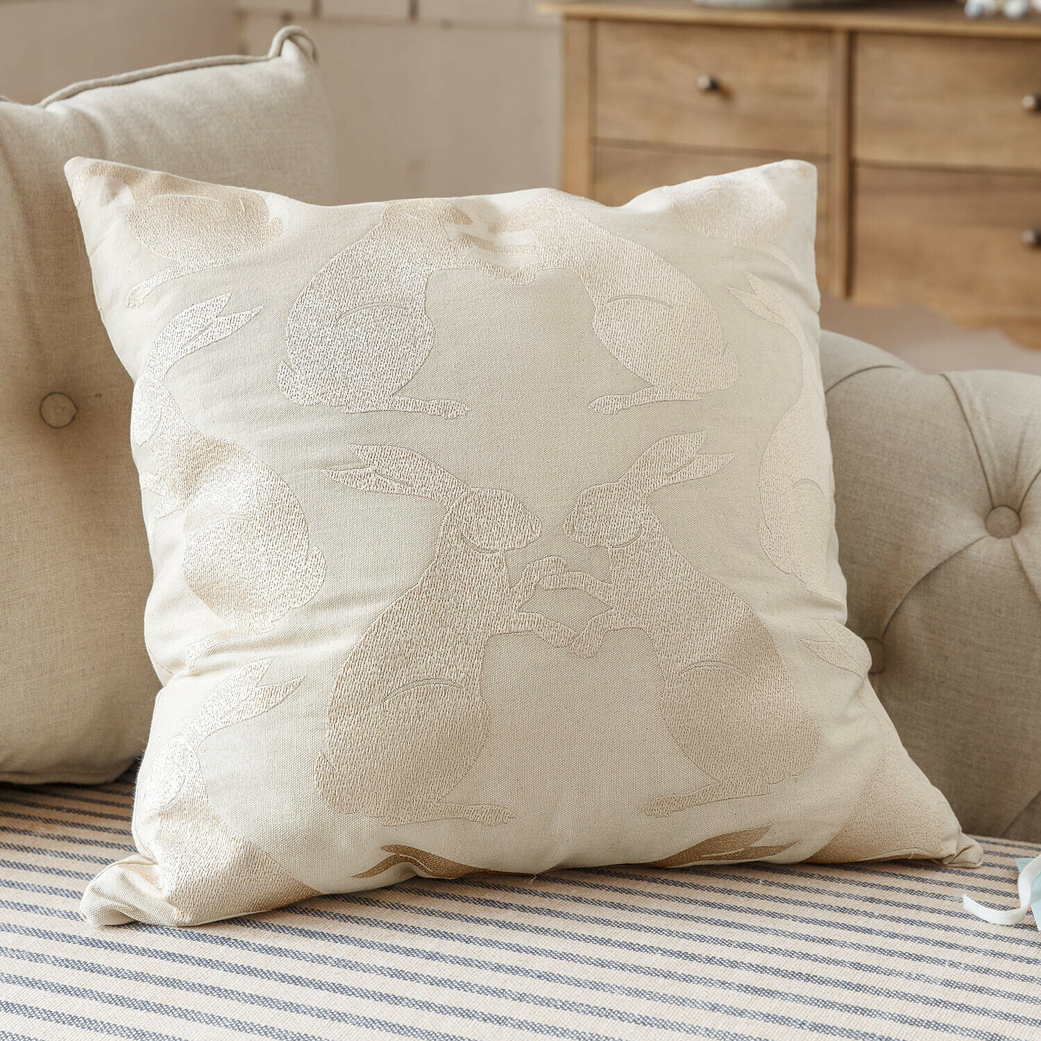 Beige Baumwollkissen mit gesticktem Hasenmotiv, weich und dekorativ für das Wohnzimmer