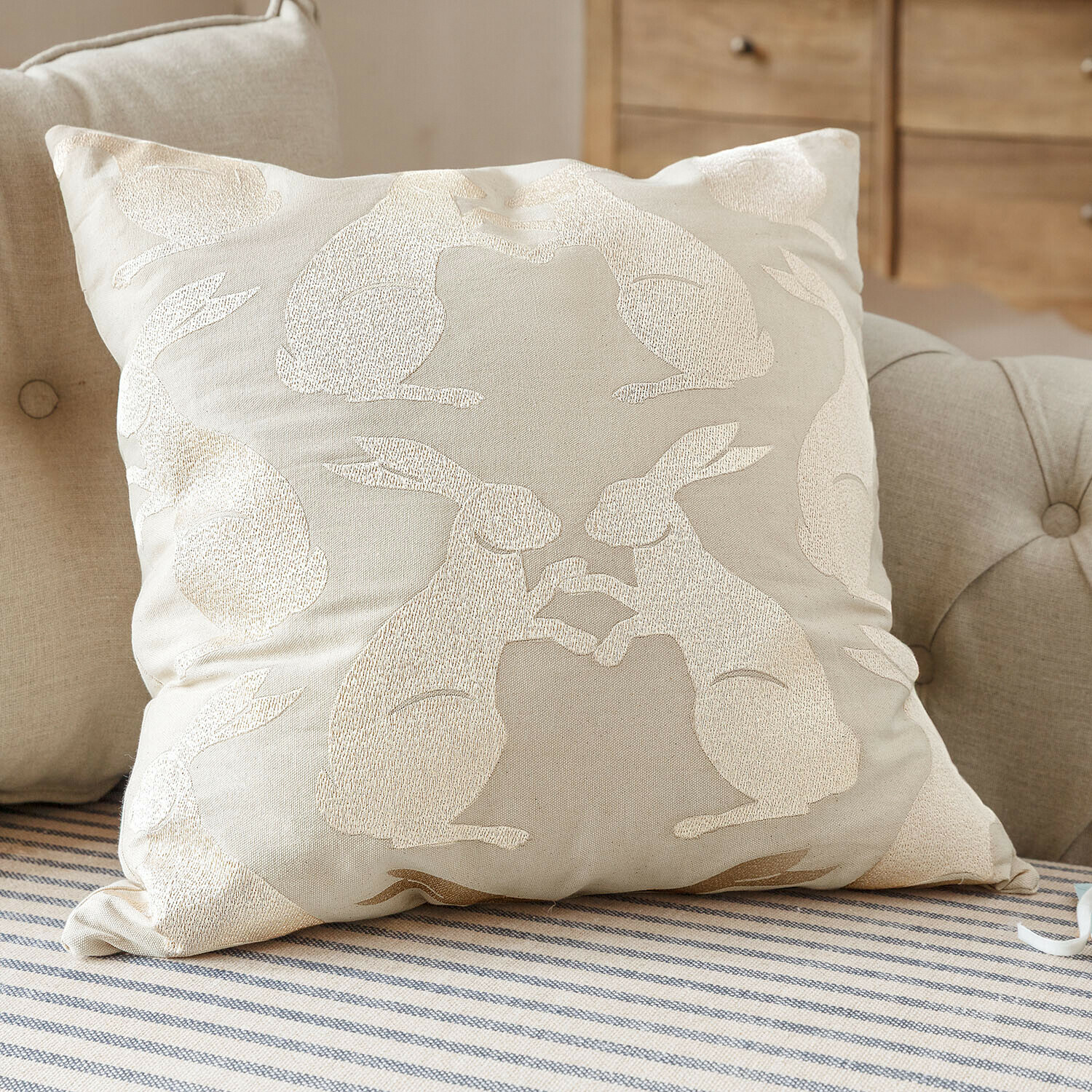 Kissenhülle Lunavine Beige Dekokissen mit gestickten Hasenmotiven aus weichem Stoff für gemütliches Wohnzimmer
