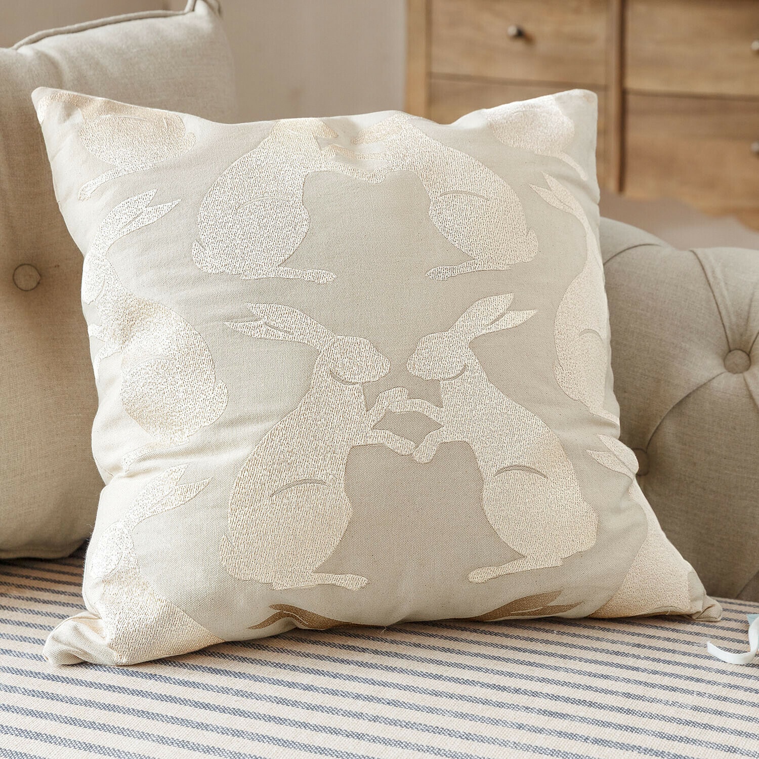 Kissenhülle Lunavine Beige Dekokissen mit gestickten Hasenmotiven aus weichem Stoff für gemütliches Wohnzimmer