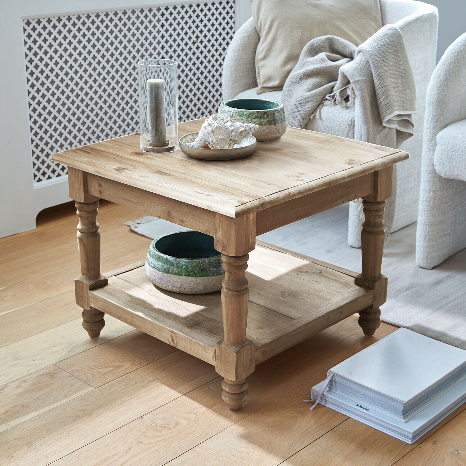 Quadratischer Couchtisch aus naturbelassenem Kiefernholz mit gedrechselten Beinen und Ablageboden