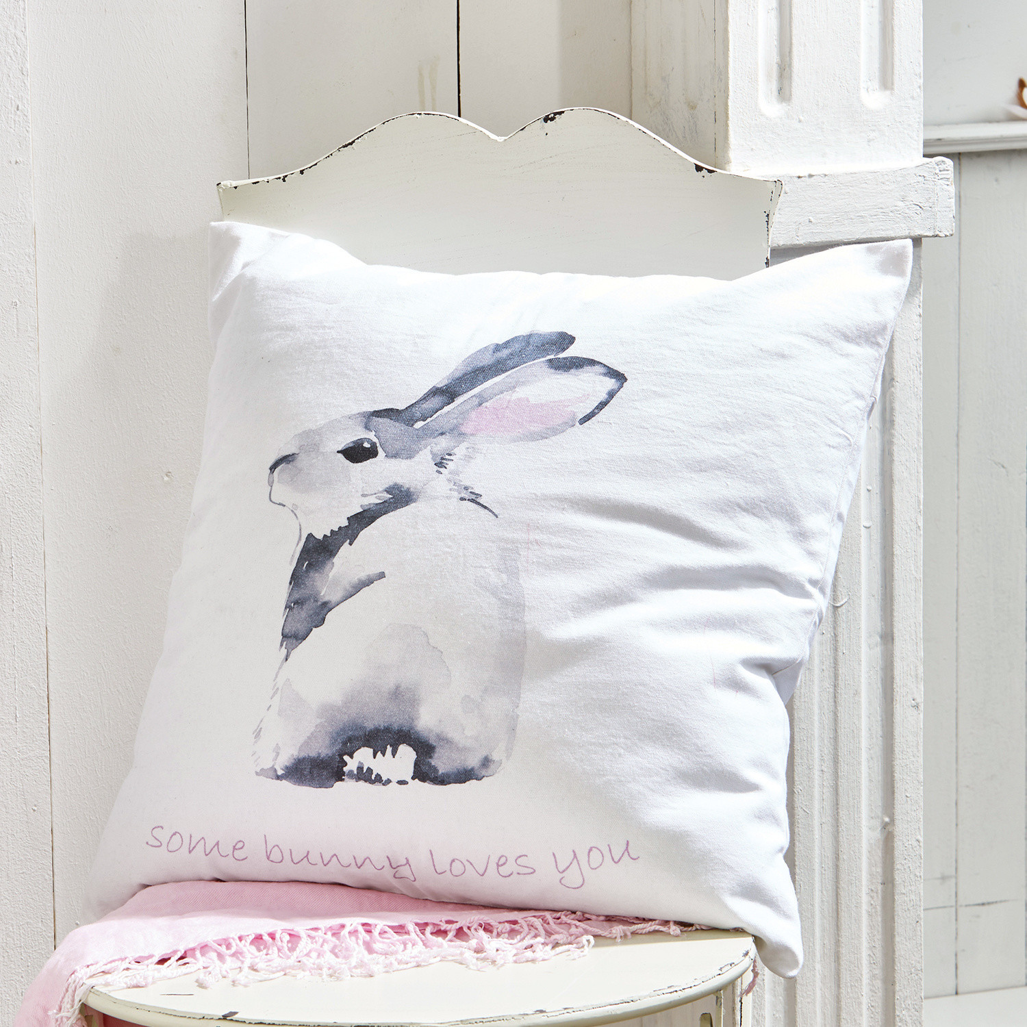 Kissen Greyson Weiße Baumwollkissen mit grauem Hasenmotiv und Schriftzug some bunny loves you, dekoratives Wohnaccessoire