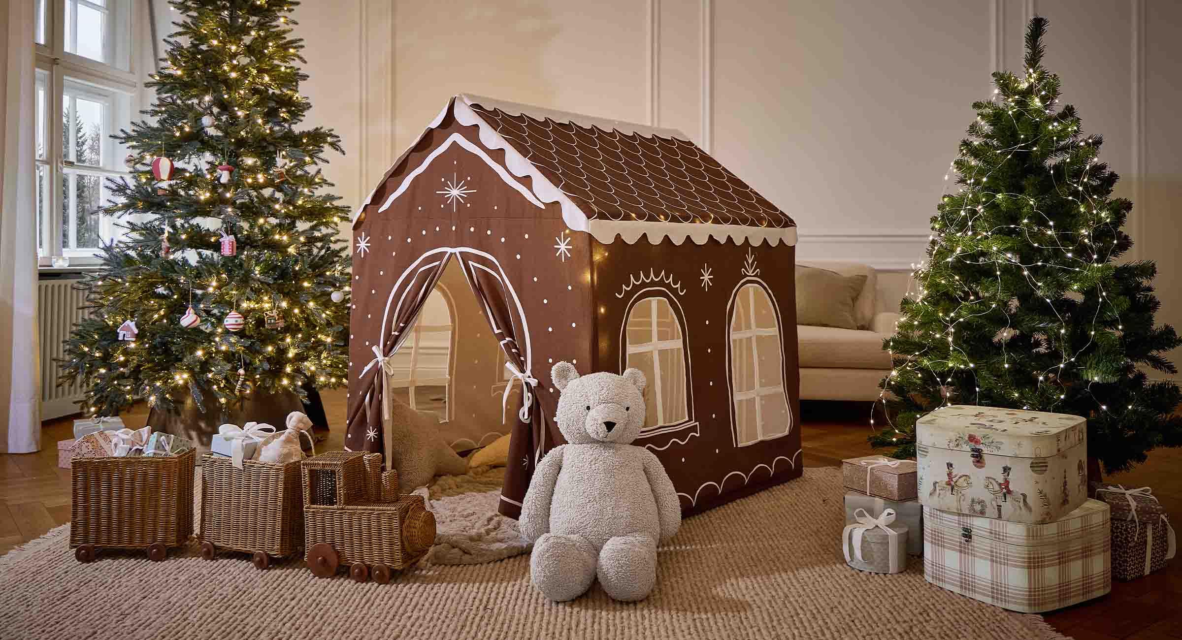 Braunes Kinderspielzelt in Lebkuchenhaus-Form mit weißen Mustern, Plüschbär und Weihnachtsdekorationen