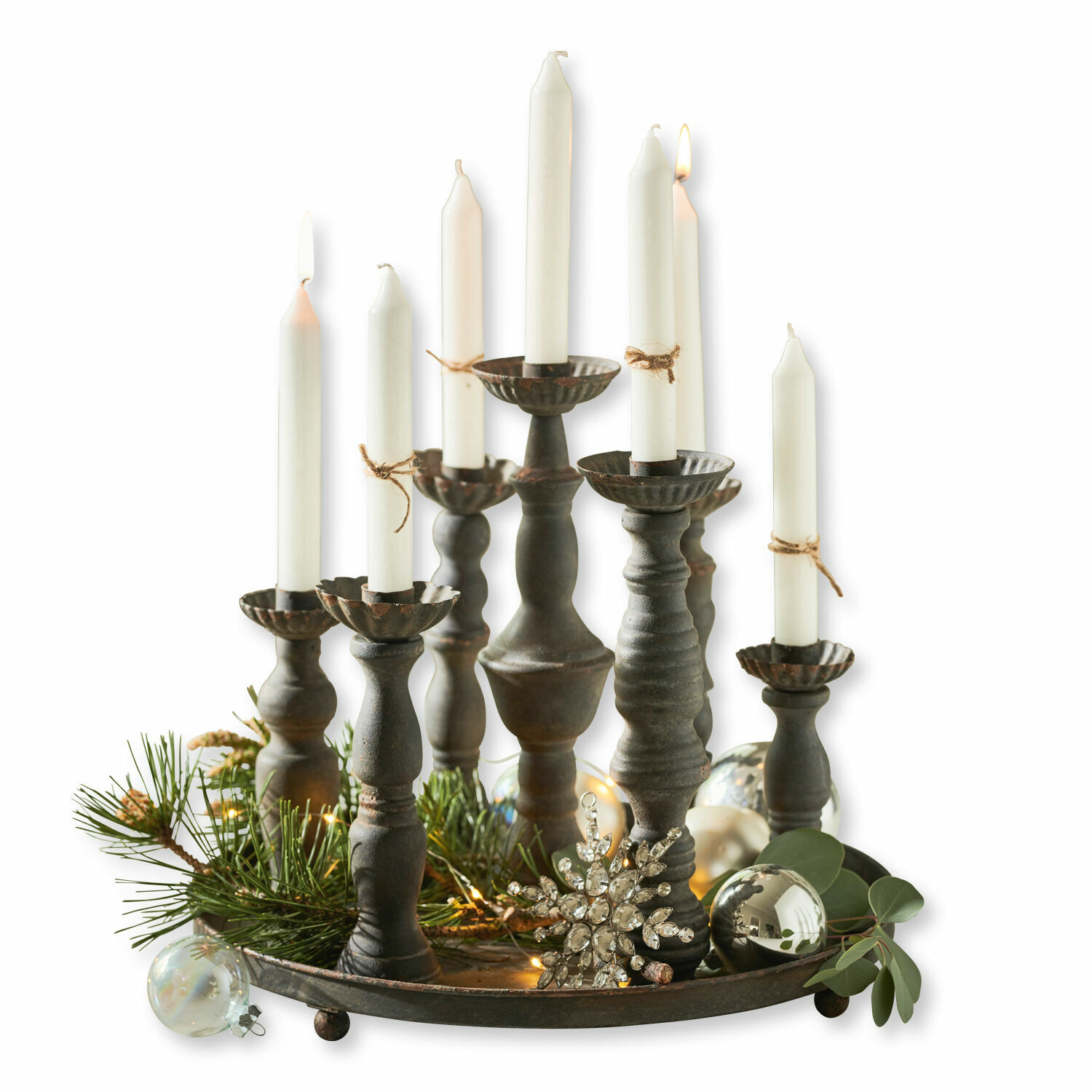 Kerzenhalter Mandoul Metall-Kerzenhalter mit weißen Kerzen und weihnachtlicher Dekoration aus Zweigen und Kugeln