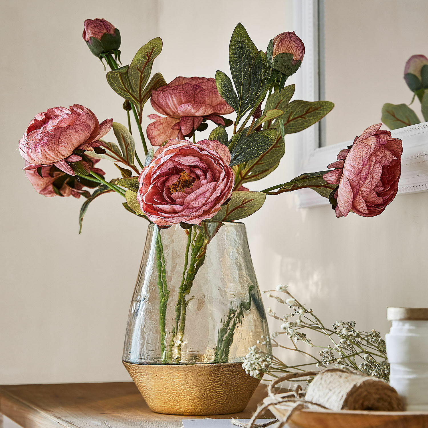 Deko-Blume 3er Set Gilgandra Glasvase mit strukturierter goldener Basis und rosa Dekoblumen auf einem Holztisch