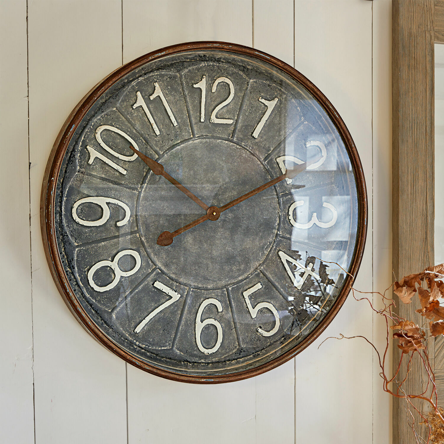 Uhr Braxton Große runde Wanduhr aus Metall mit weißen Zahlen auf grauem Zifferblatt, Vintage-Dekor