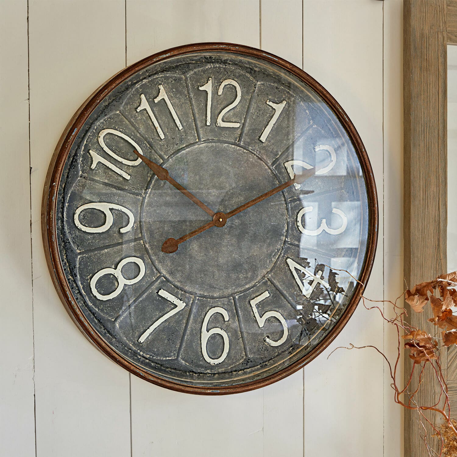 Uhr Braxton Große runde Wanduhr aus Metall mit weißen Zahlen auf grauem Zifferblatt, Vintage-Dekor