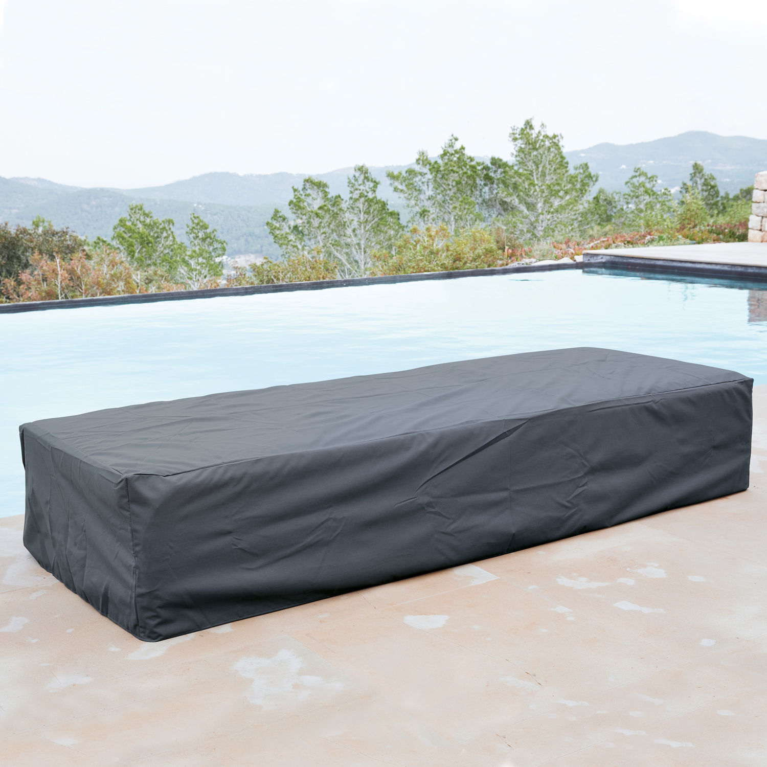 Husse Dunica Schwarze wasserfeste Gartenmöbelabdeckung neben dem Pool aus robustem Material