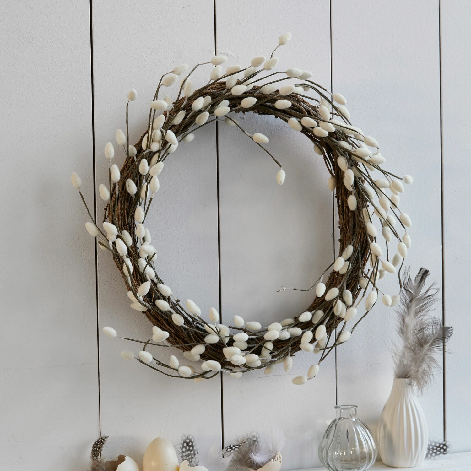 Kranz Prapante Dekorativer Kranz aus Zweigen mit weißen, flauschigen Knospen an heller Wand, Frühlingsdeko