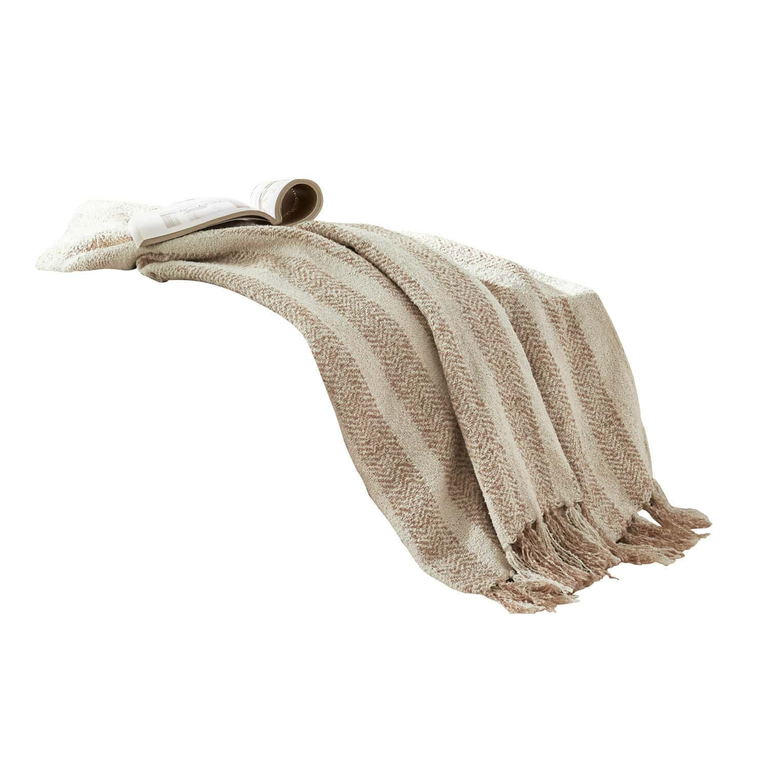Plaid Aldan Beige weiche Decke mit Fransen und Fischgrätmuster, ideal für gemütliche Wohnräume und Dekoration