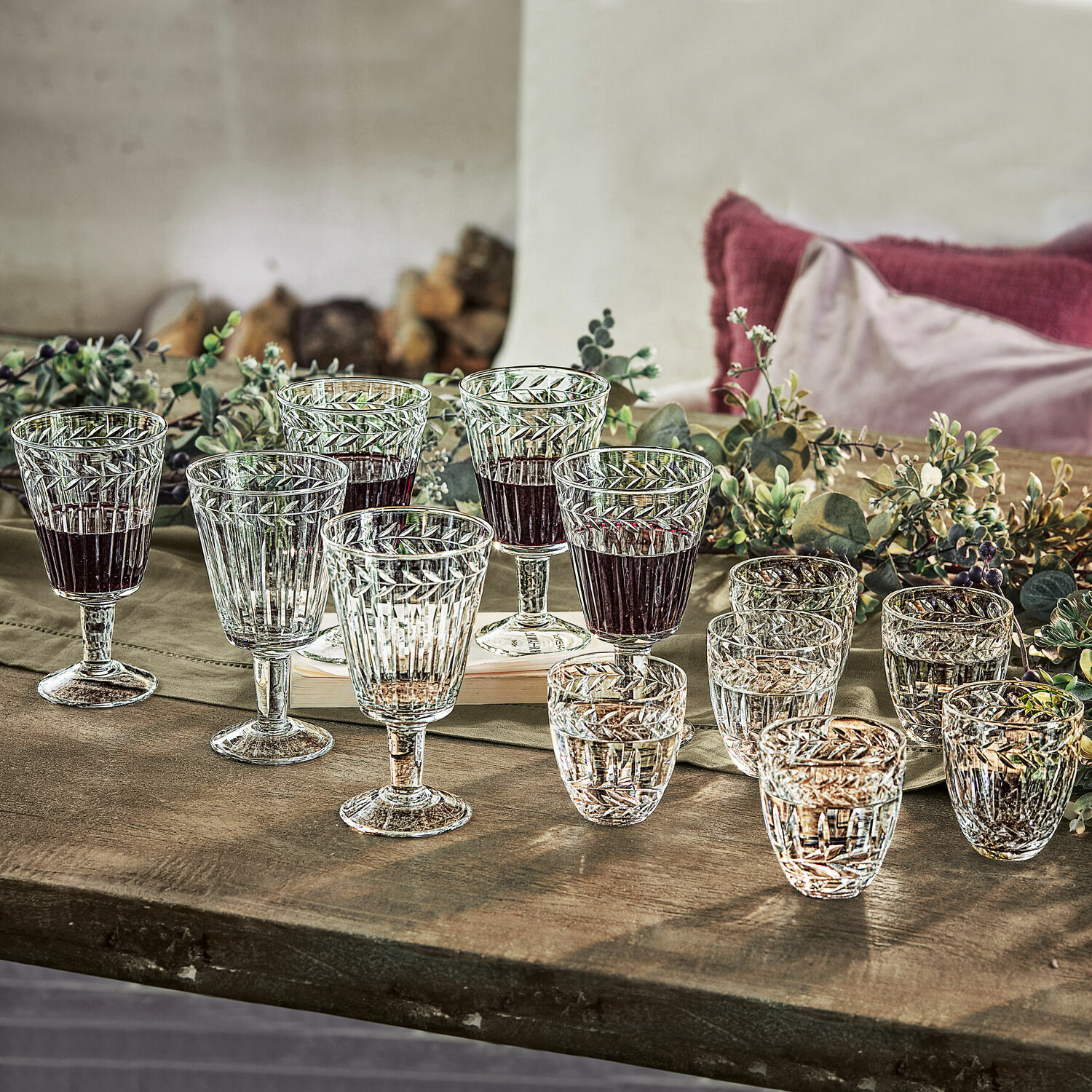 Glas 12er Set Padiès Set aus Kristallgläsern mit dekorativem Muster für Wein und Wodka auf Holztisch