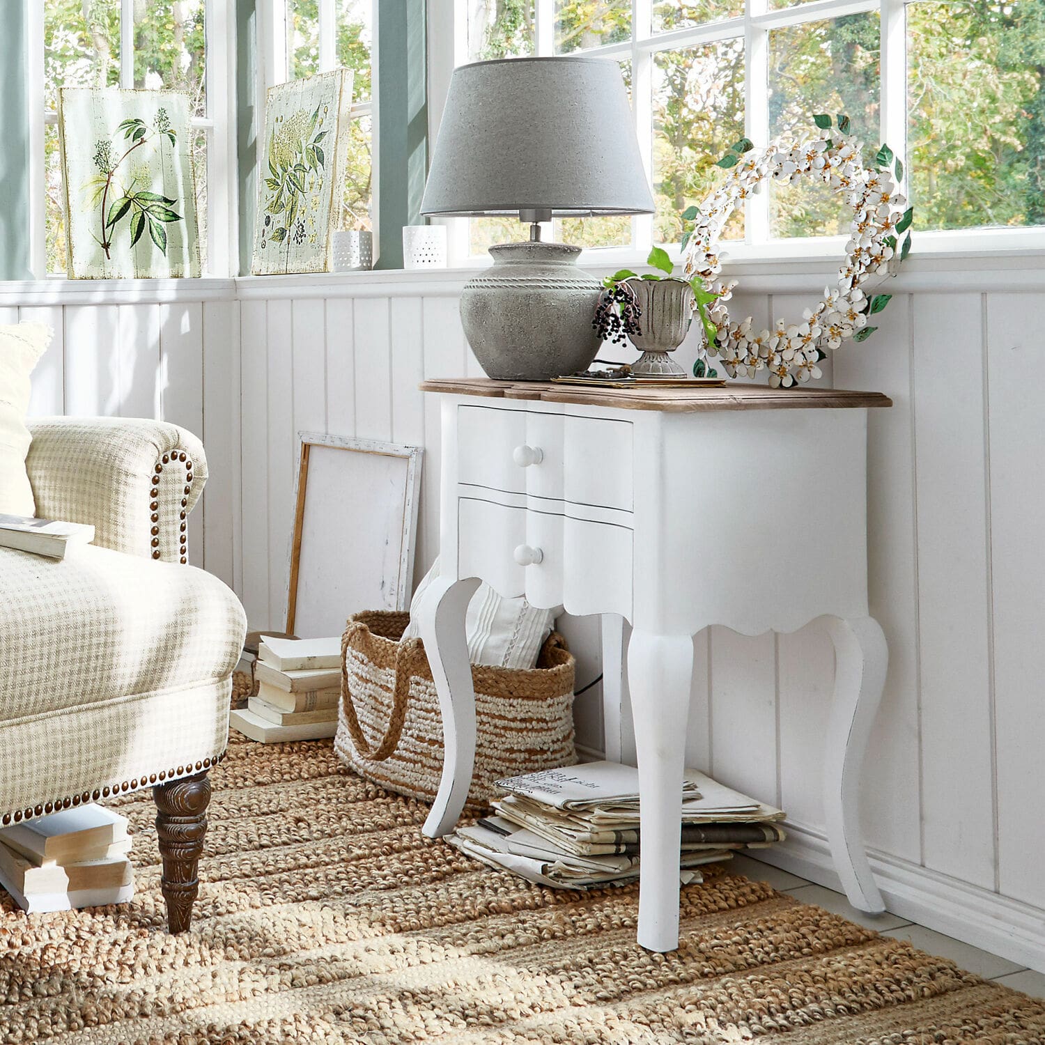 Beistelltisch Fairchild Weiße Holzkommode mit zwei Schubladen und Holzplatte im hellen Vintage-Wohnzimmer