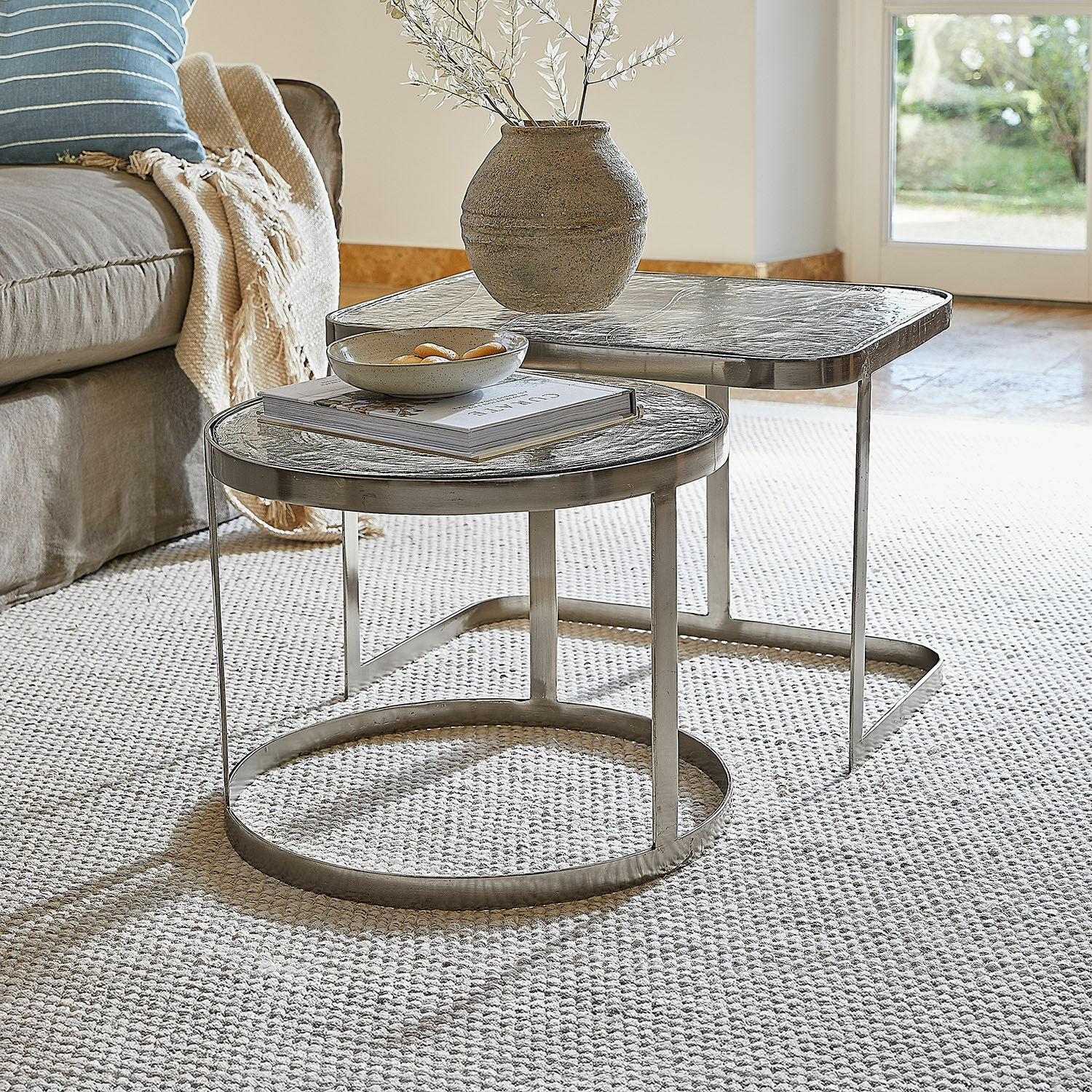 Couchtisch 2er Set Yvelissel Zweier-Set Couchtische mit Glasplatte und silbernem Metallgestell auf hellem Teppich