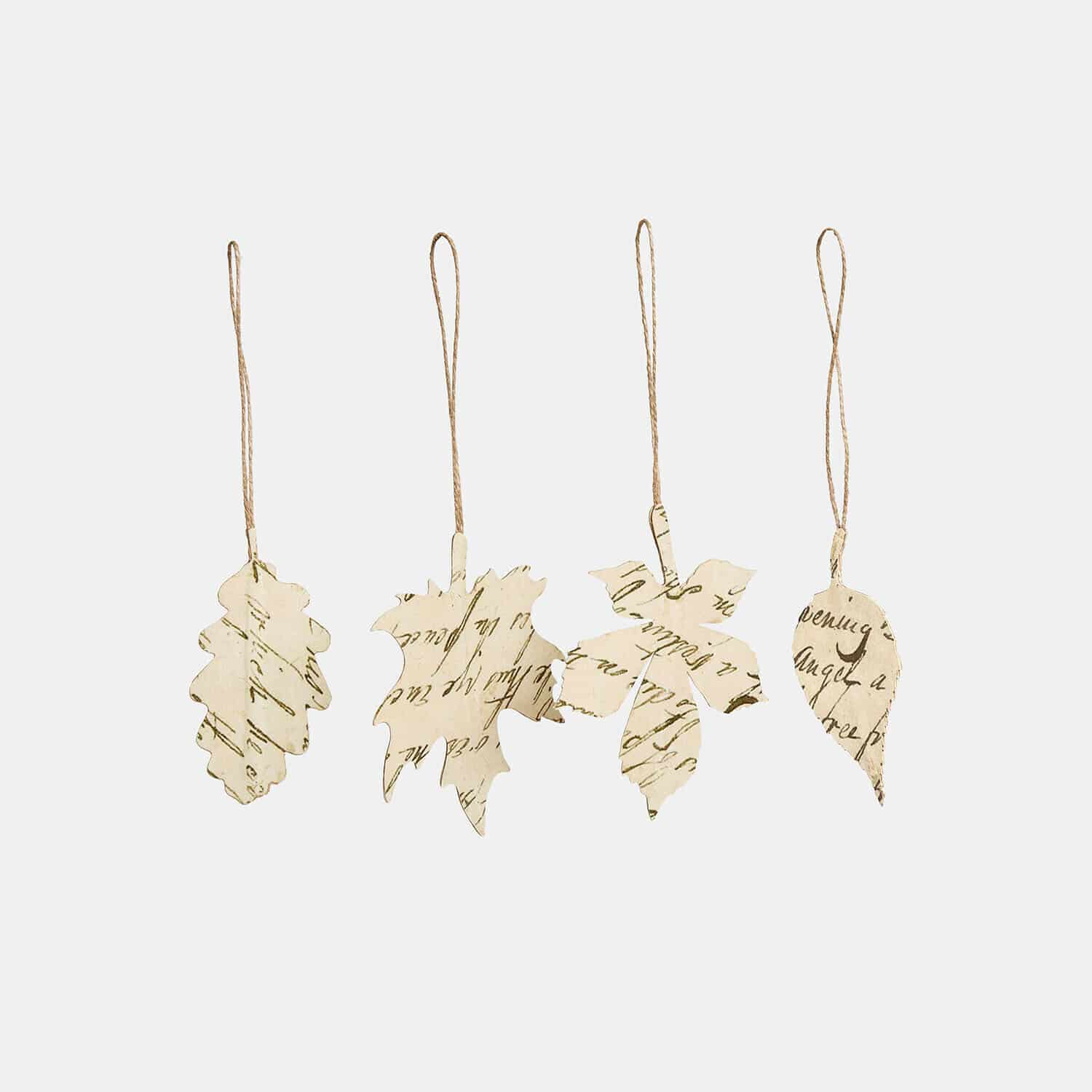 Anhänger 4er Set Fleuriene Set aus vier Papierblatt-Anhängern mit Schriftmuster, beige, mit Aufhängeschnur als Dekoration