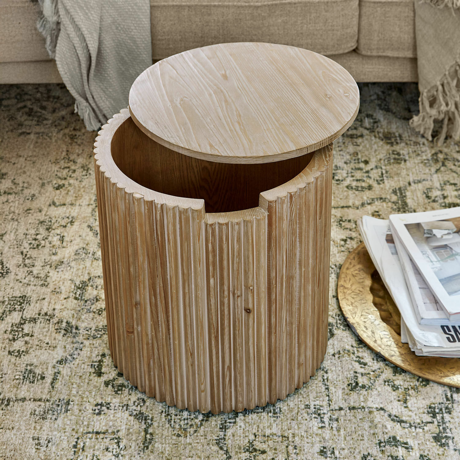 Beistelltisch Saintouré Runder Beistelltisch aus hellem Holz mit gerillter Oberfläche und praktischem Stauraum im Wohnzimmer