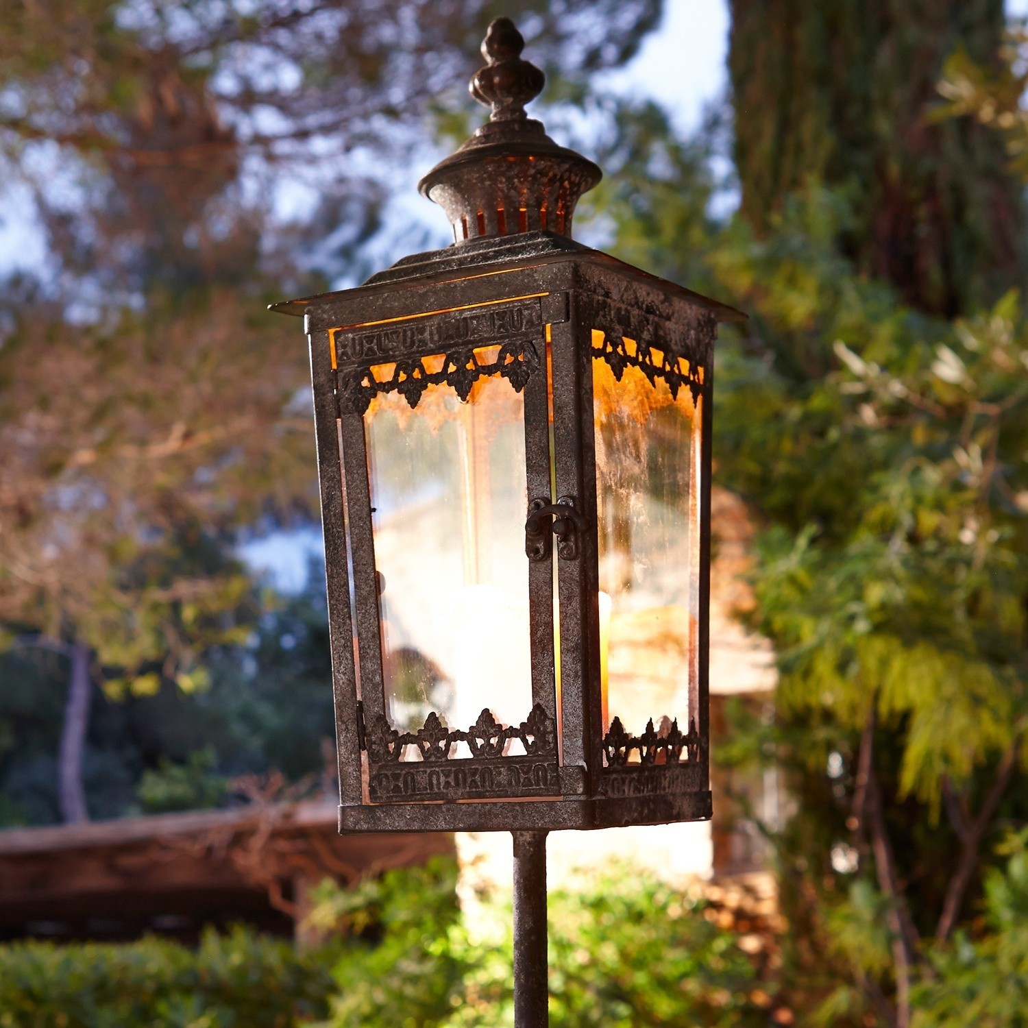 Laterne Nielas Metall-Gartenlaterne mit dekorativem Muster und warmem Licht, ideal für Außenbereiche