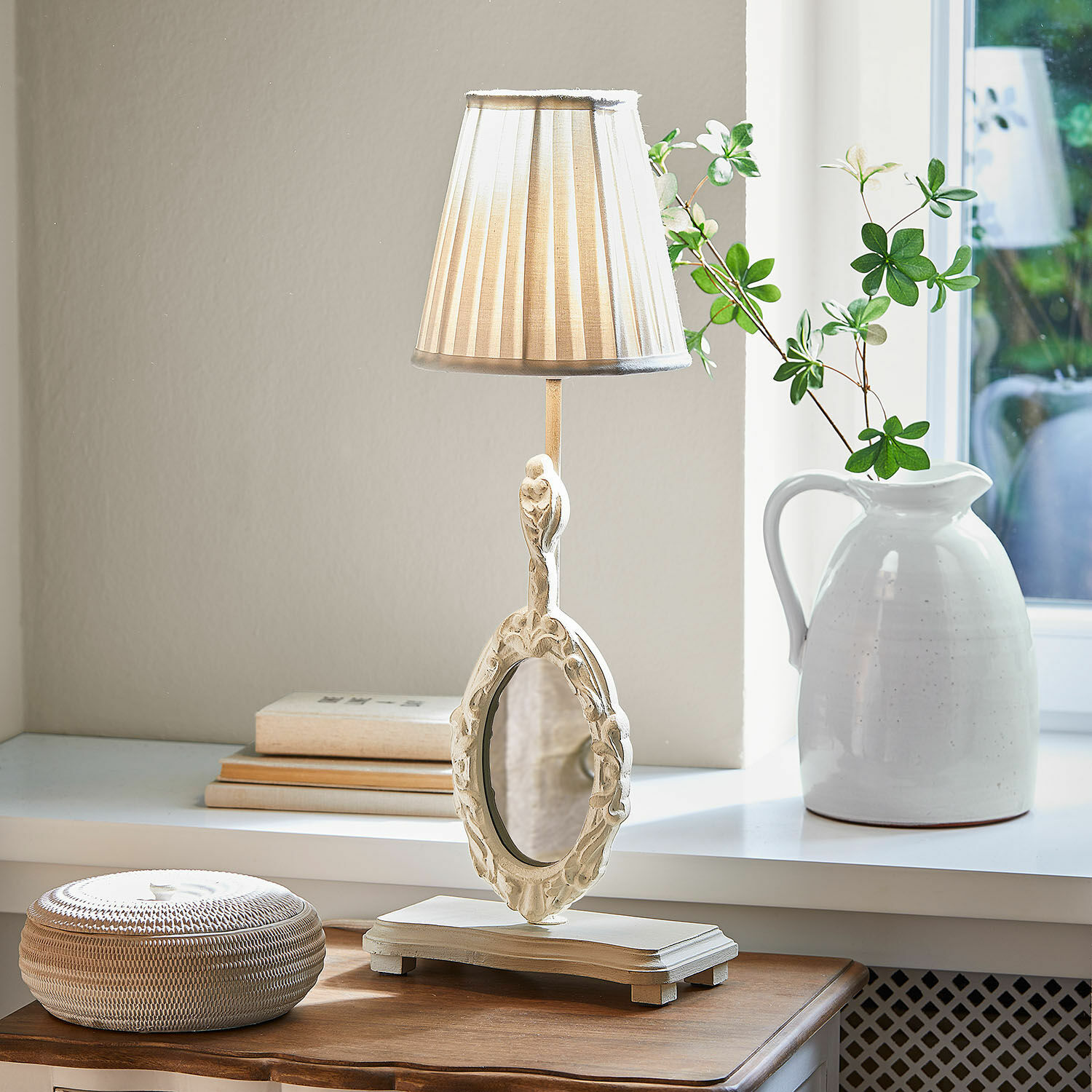 Tischlampe mit Spiegel Brannach Tischlampe aus weißem Holz mit dekorativem Spiegel und beigem Lampenschirm auf Holzplatte