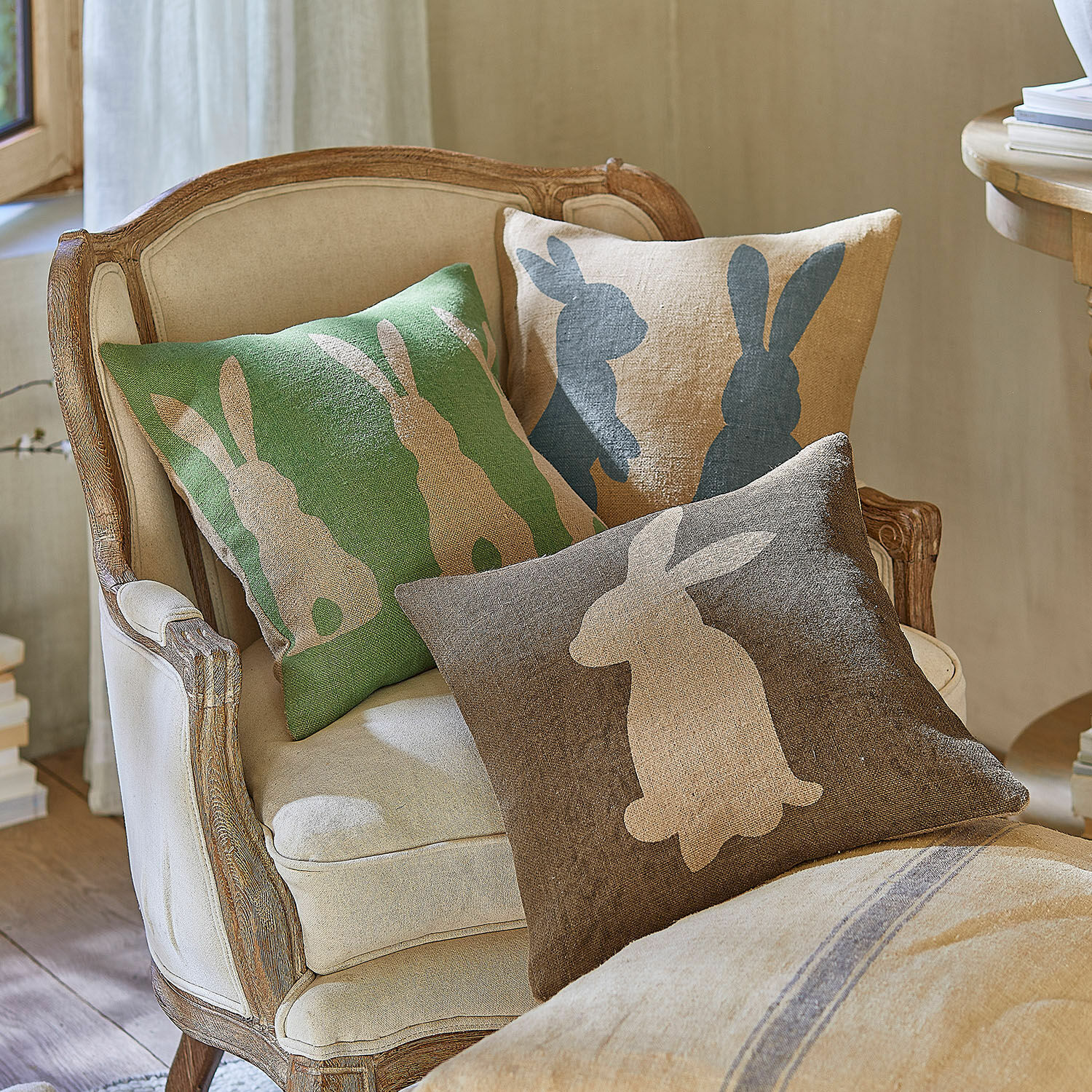 Kissenhülle 3er Set Namirah Drei Leinenkissen mit Hasenmotiv in Grün, Beige und Braun zur Wohnraumdekoration