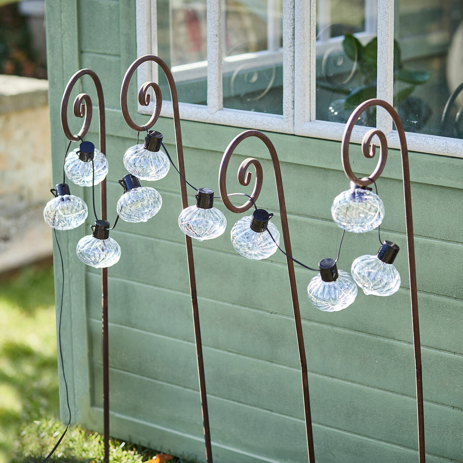 Gartenstab 4er Set Sornàs Dekorative Solarlichterkette auf Metallständern mit transparenten Lampenschirmen für Garten