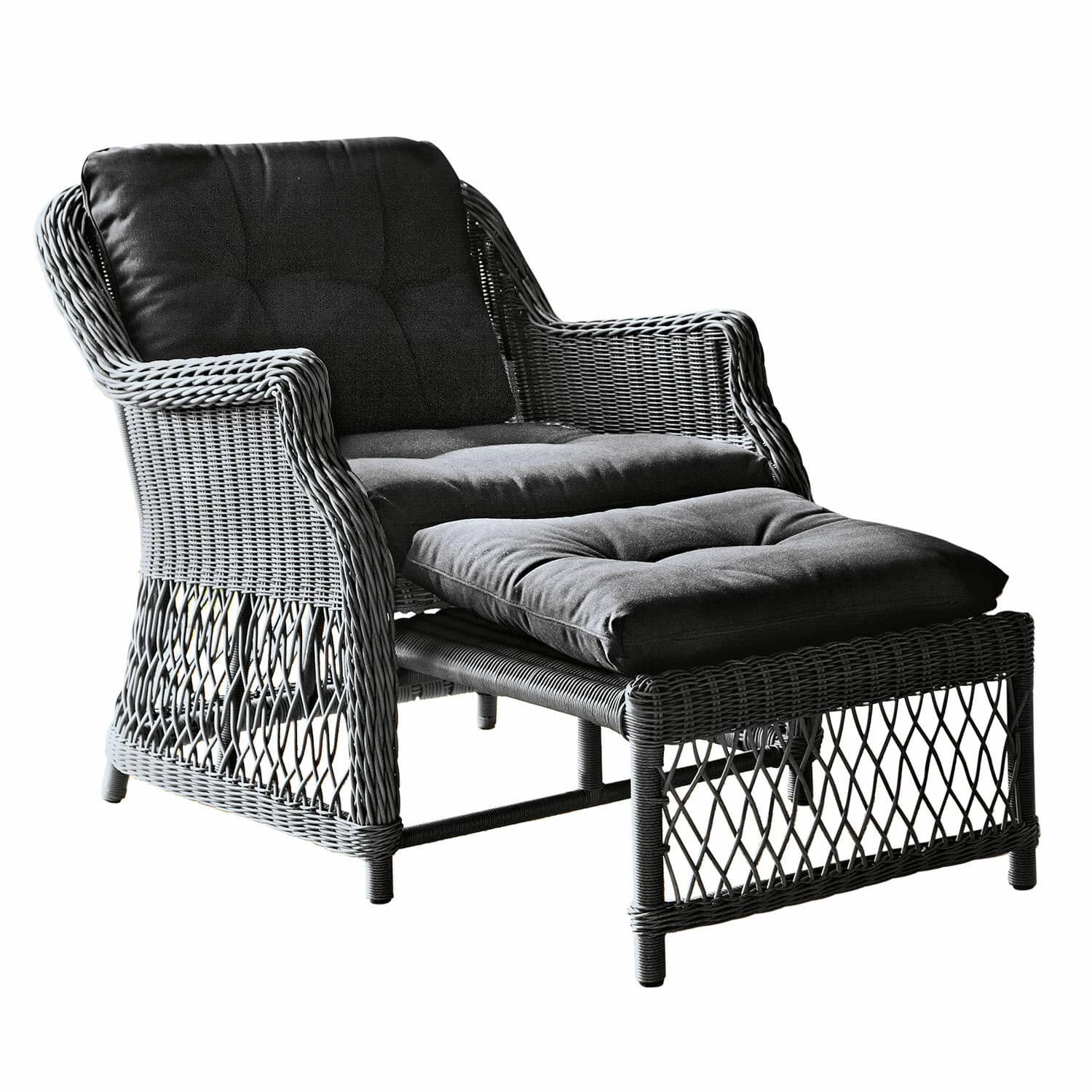 Sessel Howe Grauer Rattan-Sessel mit Fußhocker und dunkelgrauen Polstern für entspanntes Sitzen zu Hause