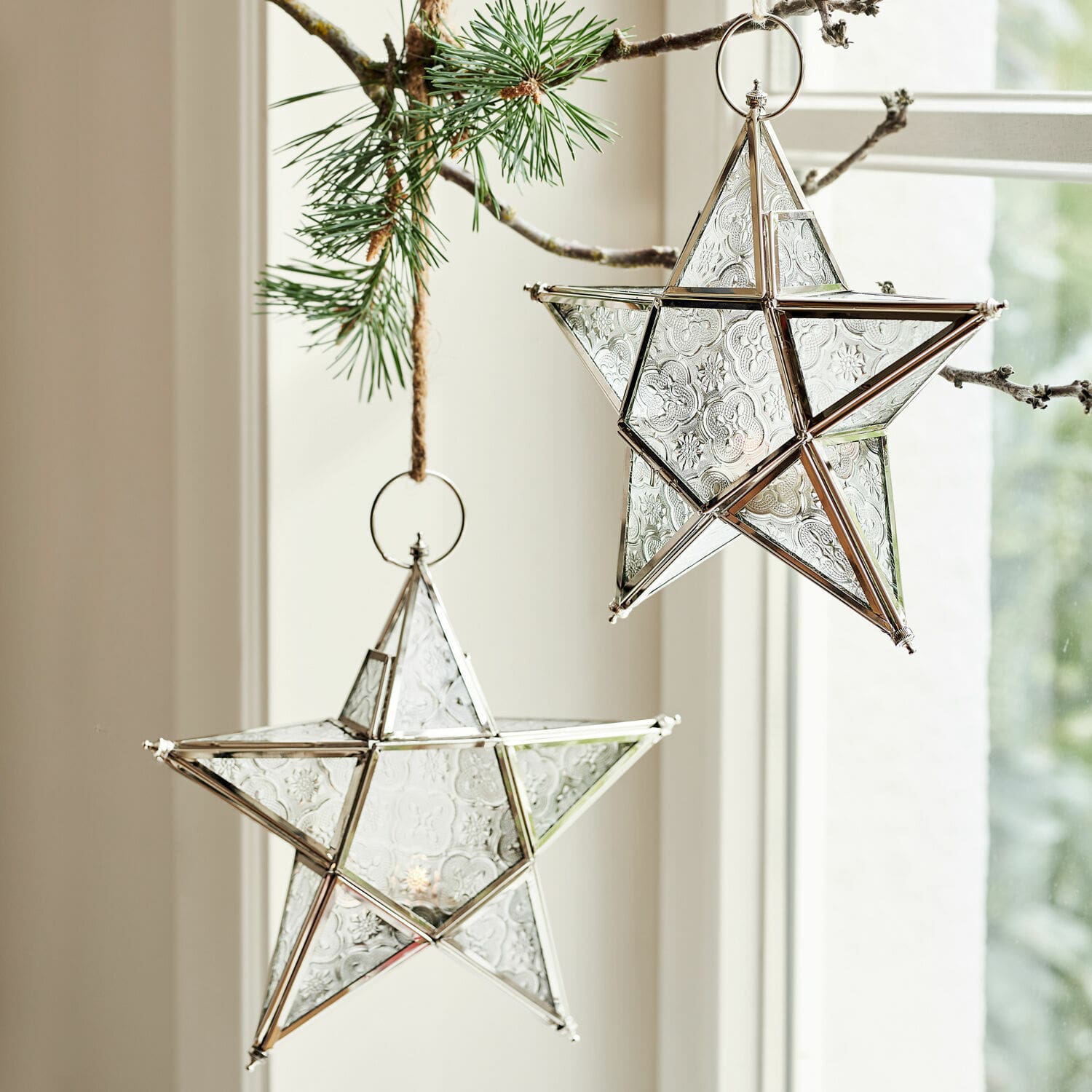 Windlicht 2er Set Kian Glassterne mit silbernem Metallrahmen, an einem Kiefernzweig hängend, Weihnachtsdekoration
