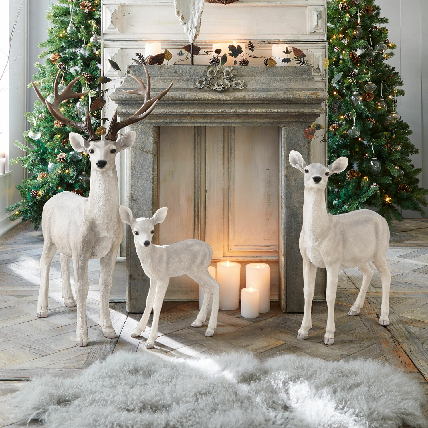 Hirsch mit Reh und Kitz Olsen Weiße Deko-Figuren aus Material von Hirschen vor Kamin mit Kerzen und Weihnachtsbäumen