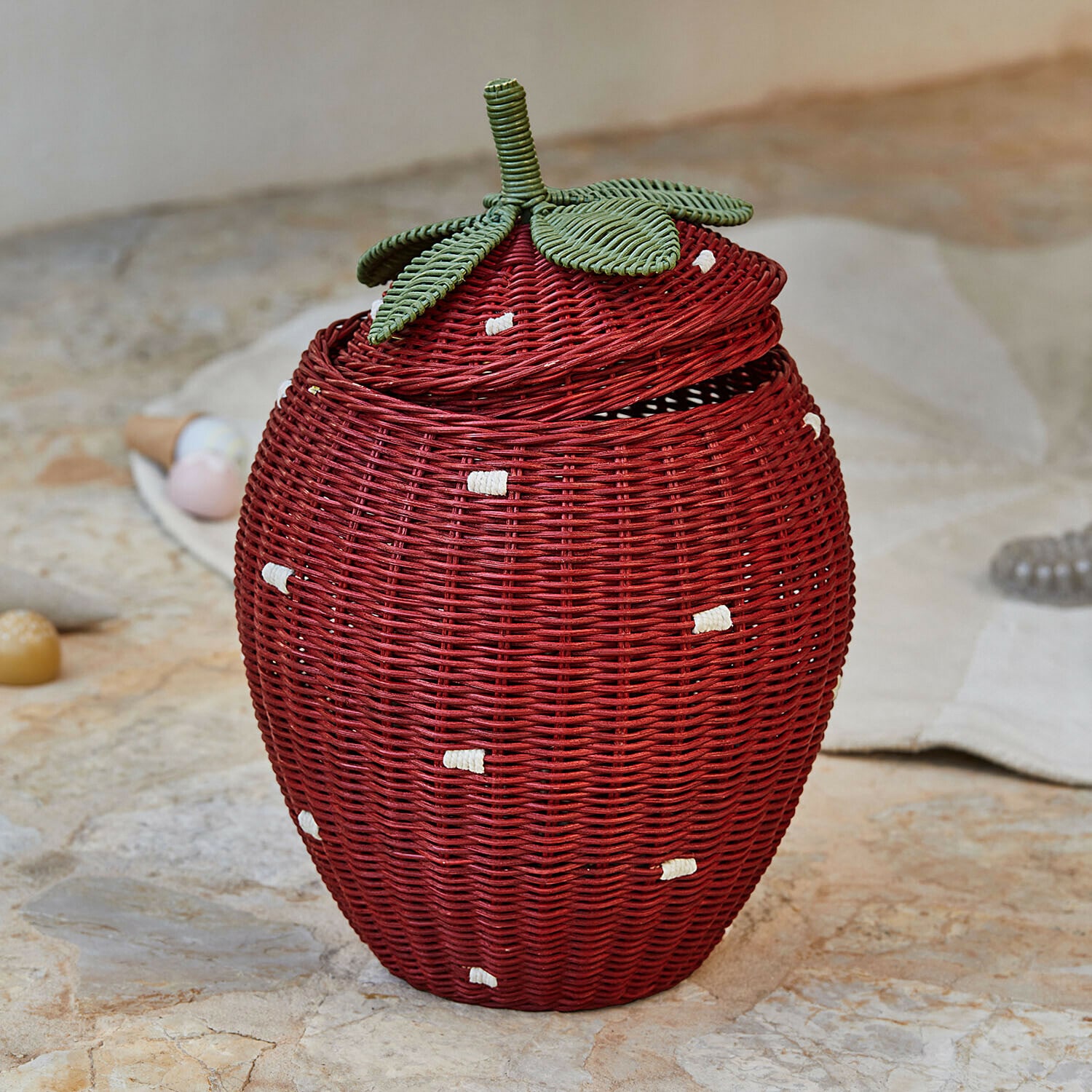 Erdbeerkorb Giggleberry Roter Korb aus Rattan in Erdbeerform mit grünen Blättern, dekorativer Aufbewahrungsbehälter