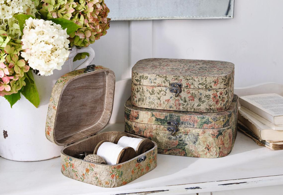 Drei dekorative Shabby-Chic-Boxen mit floralem Muster auf hellem Hintergrund