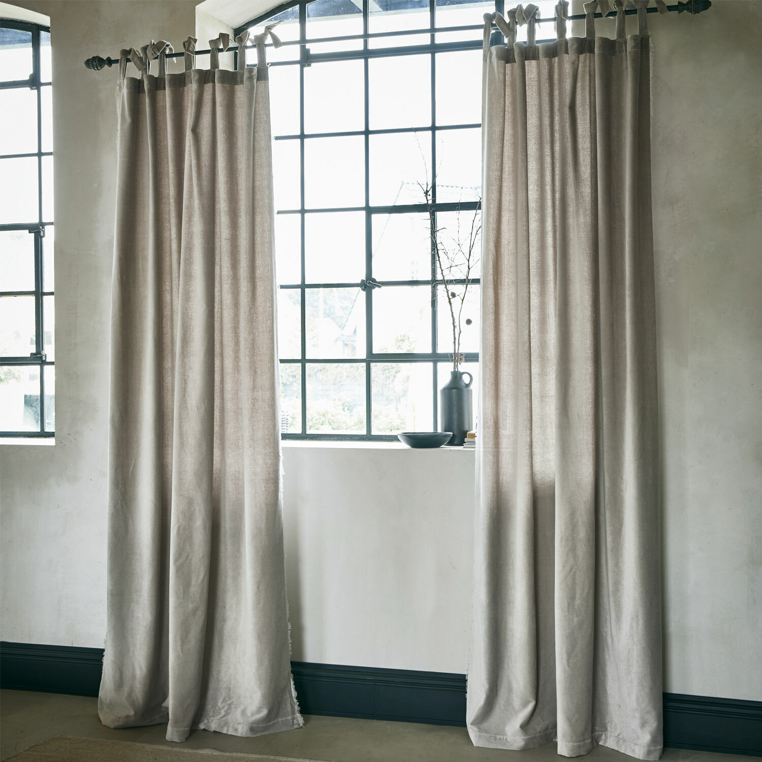 Vorhang Bagujo Beige Vorhänge aus Naturstoff an großem Fenster, hochwertige Wohnraumdekoration mit weicher Textur.
