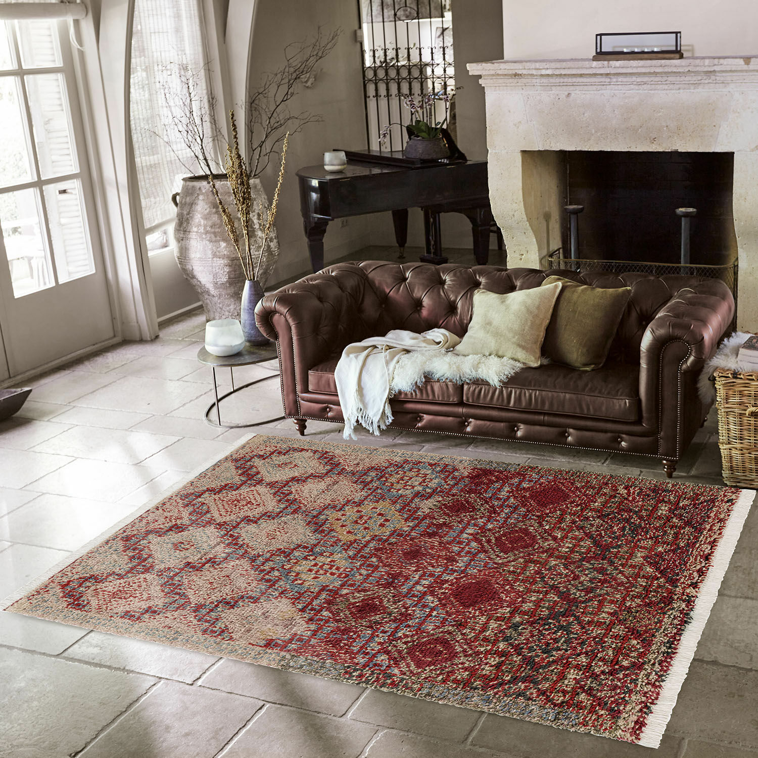 Teppich Thalivine Dekorativer Teppich in Rot-Beige mit Mustern auf Steinboden vor braunem Ledersofa