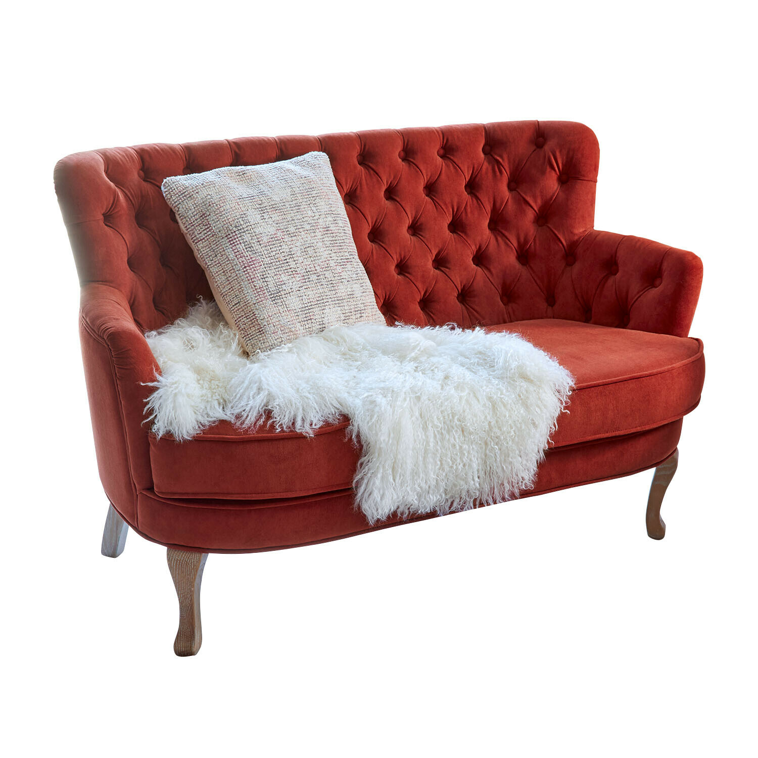 Sofa Calgary Rotes Samtsofa mit gesteppter Rückenlehne und Holzbeinen, dekoriert mit weißem Fellplaid und Kissen
