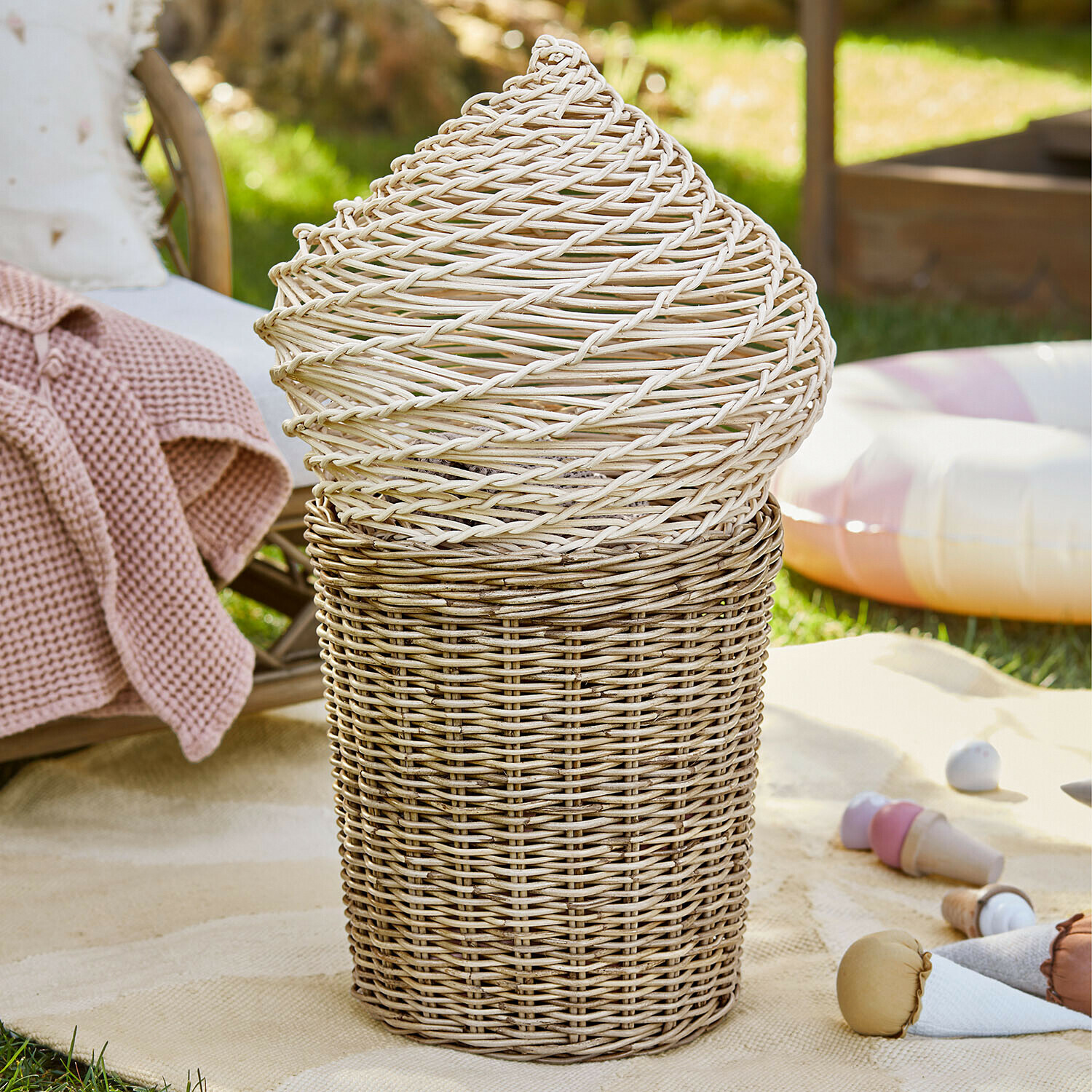 Eiskorb Bubblenook Wickelkorb aus Rattan in natürlichem und weißem Farbton, dekorativ und praktisch für Haus und Garten